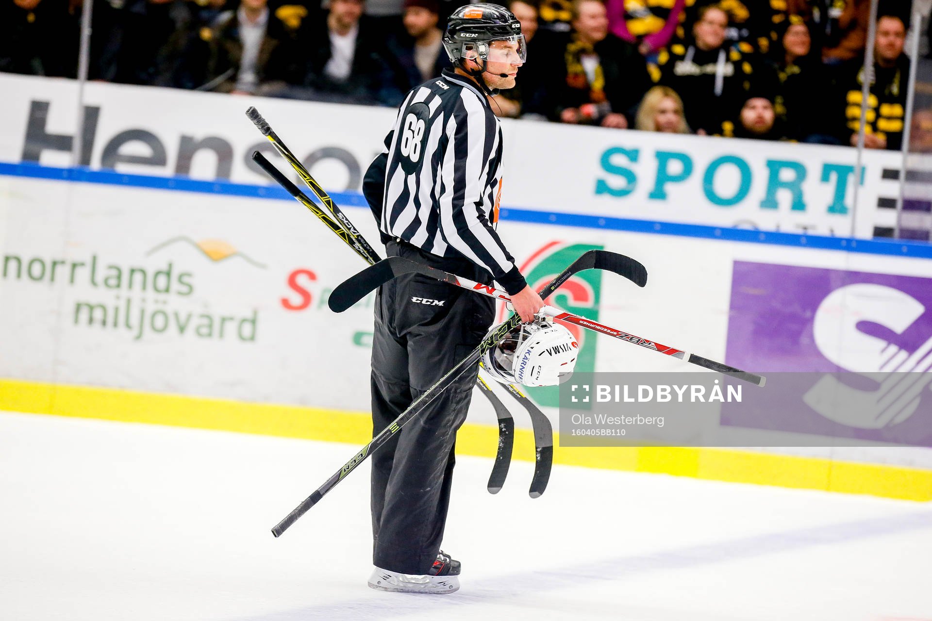 Linjedomare Emil Yletyinen med 4 par klubbor vid