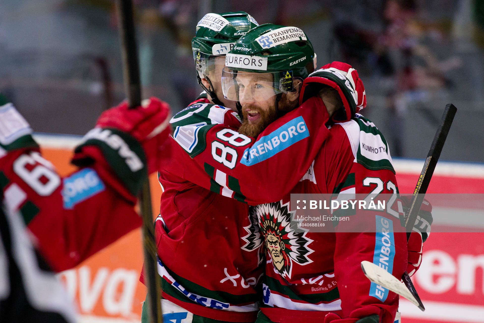 Frölundas Robin Figren jublar och omfamnas av Andreas