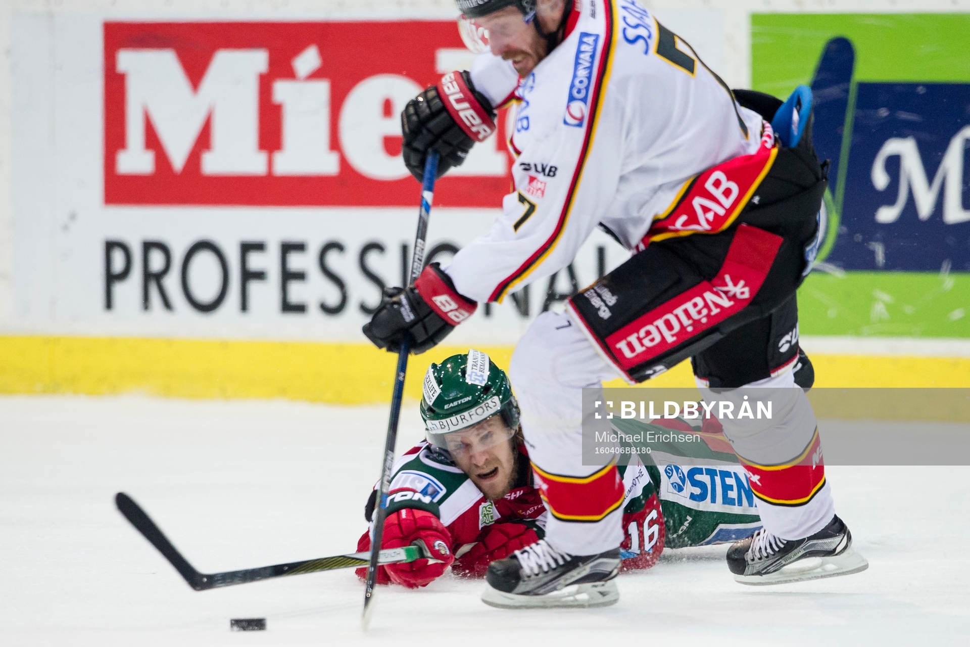 Frölundas Anton Axelsson slänger sig för att slå bort