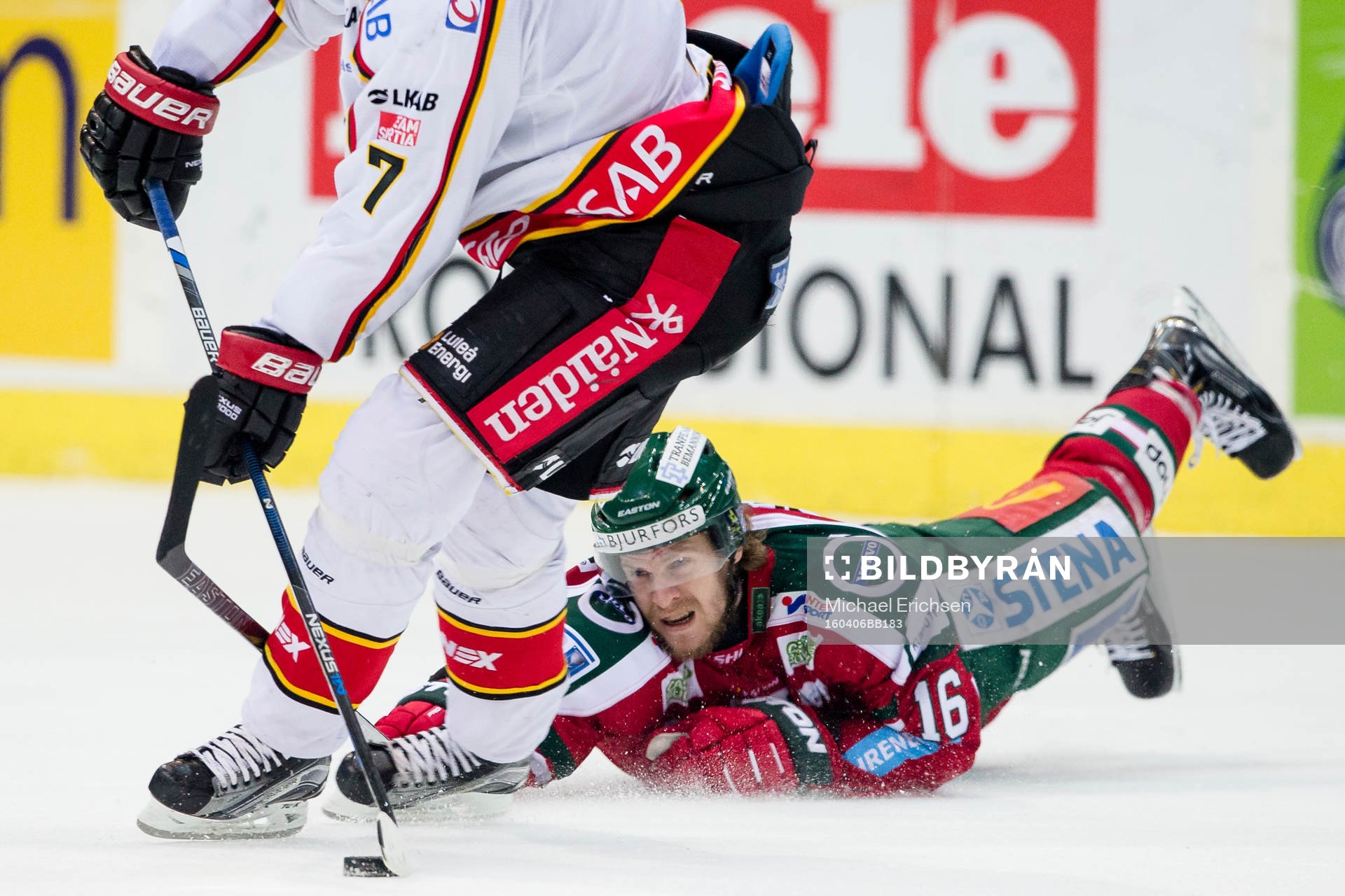 Frölundas Anton Axelsson slänger sig för att slå bort