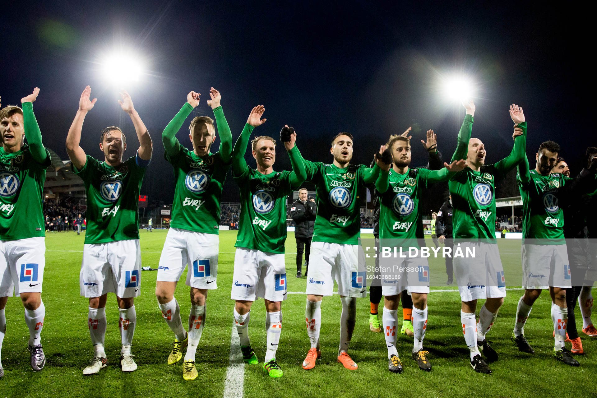 Jönköpings spelare tackar publiken efter fotbollsmatchen i Allsvenskan mellan Jönköping och Malmö FF den 6 april 2016 i Jönköping. 