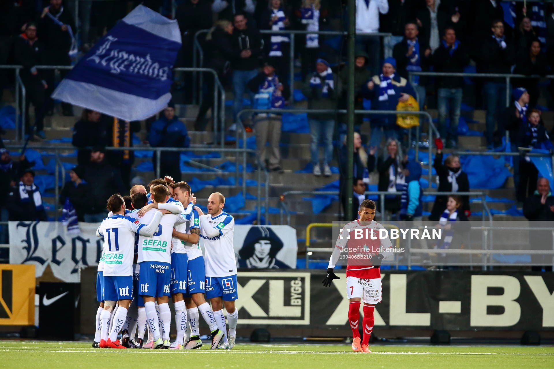 Norrköpings spelare jublar och klappar om målgörare