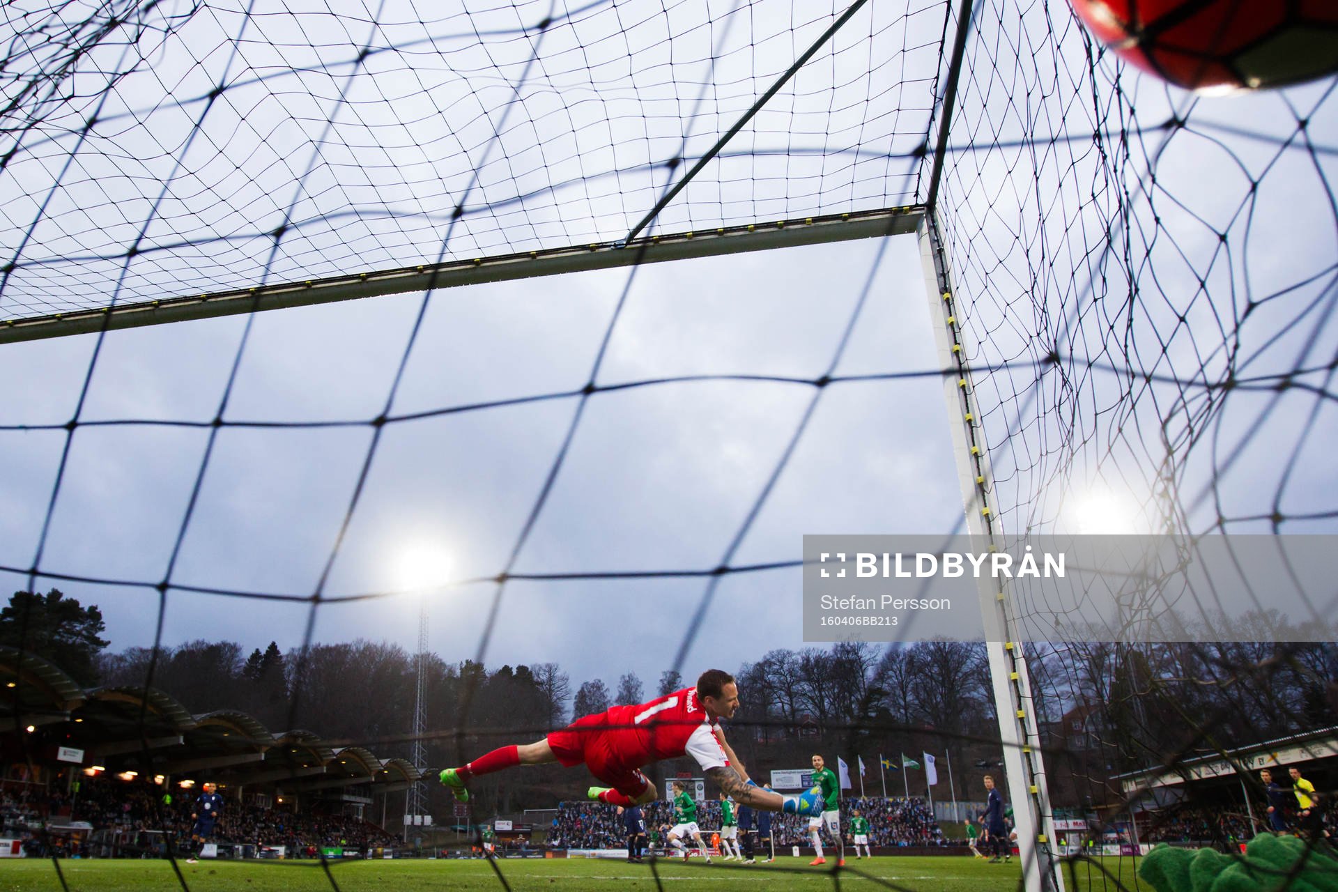 Malmö FFs målvakt Johan Wiland släpper in mål till 2-1