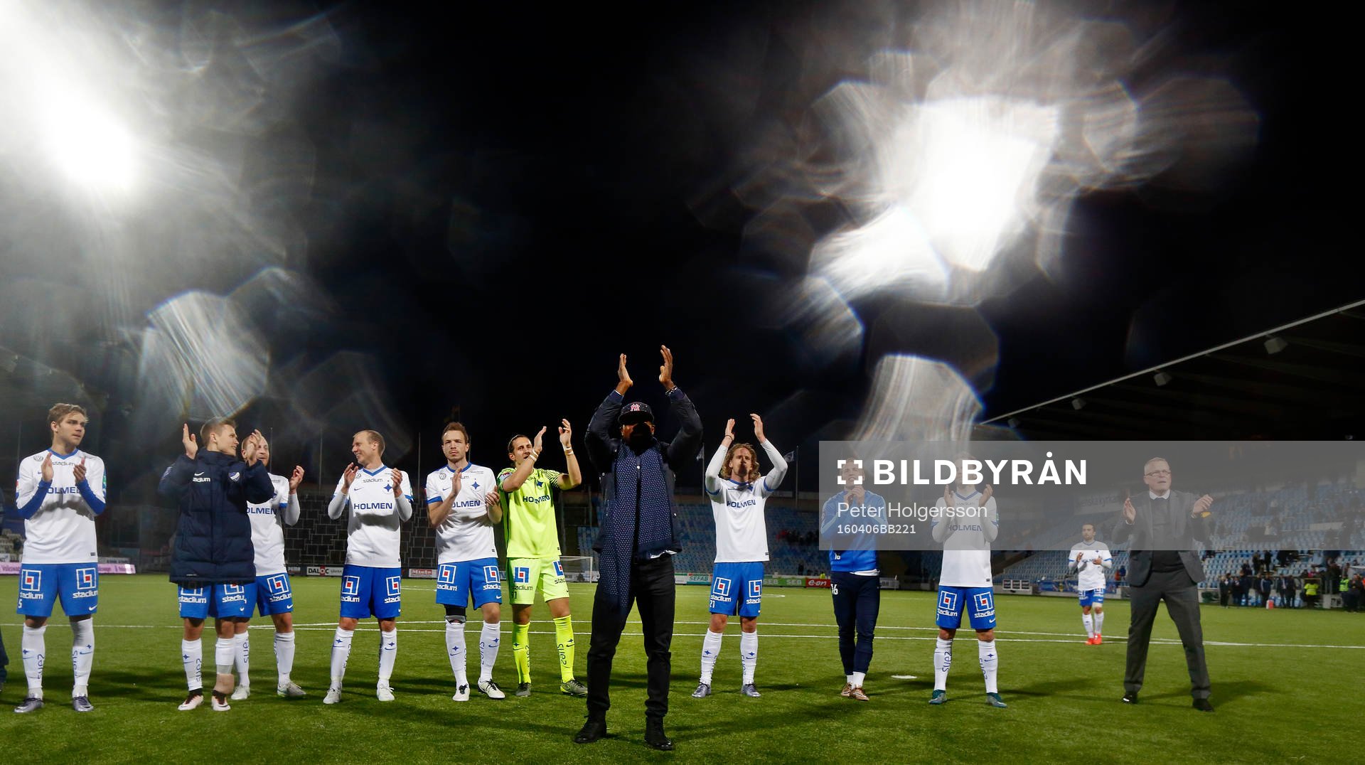 Norrköpings spelare med Alhaji Kamara och tränare Jan