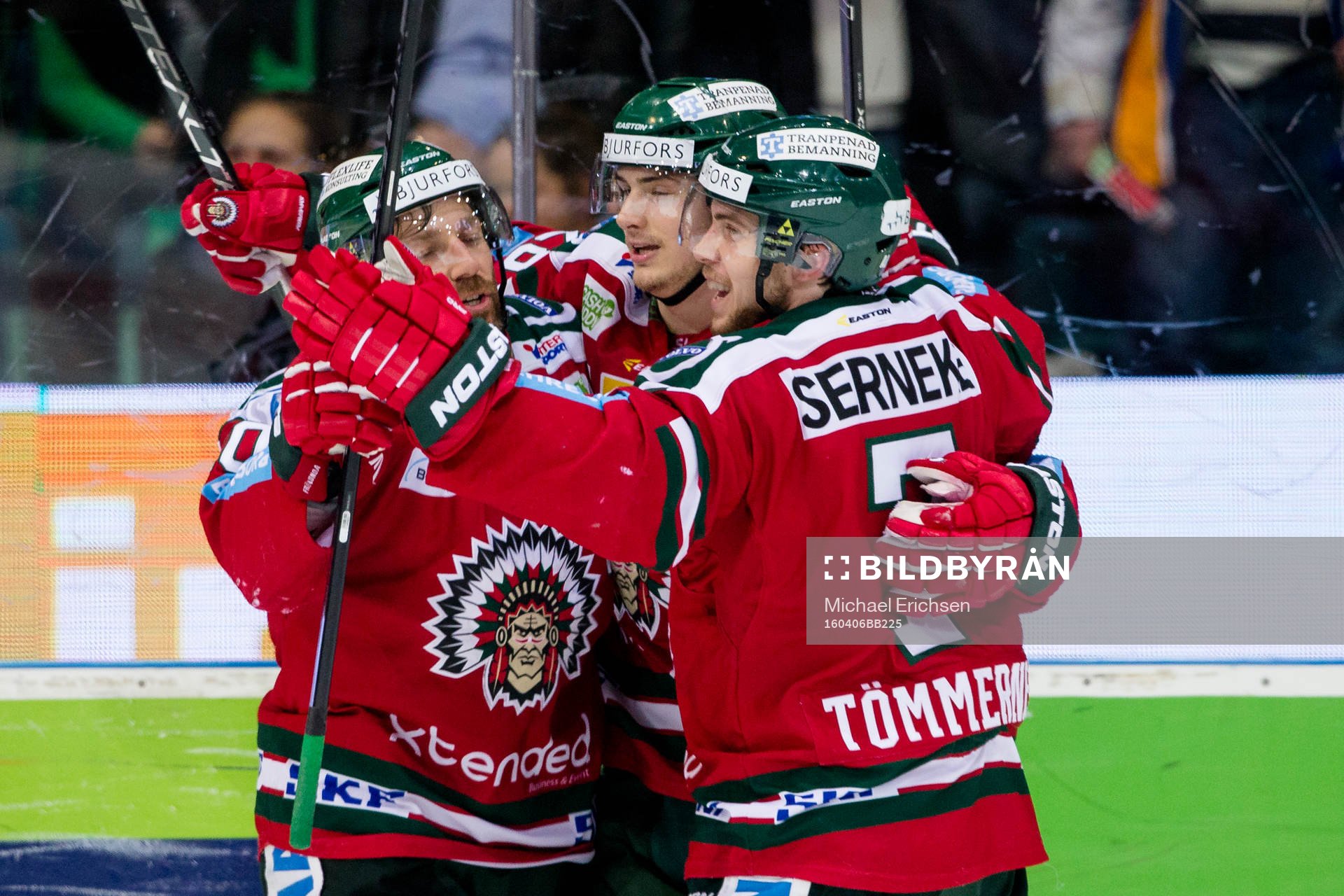 Frölundas Johan Sundström jublar och omfamnas av Joel