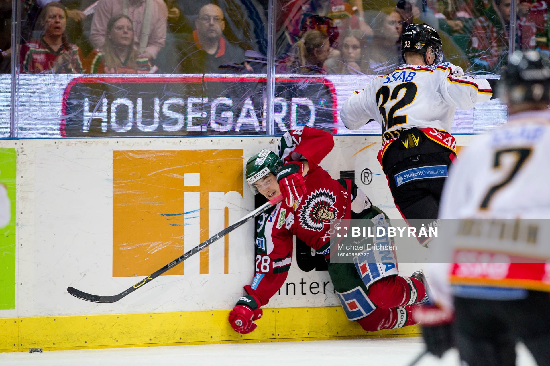 Frölundas Johan Sundström blir tacklad av Luleås Lennart