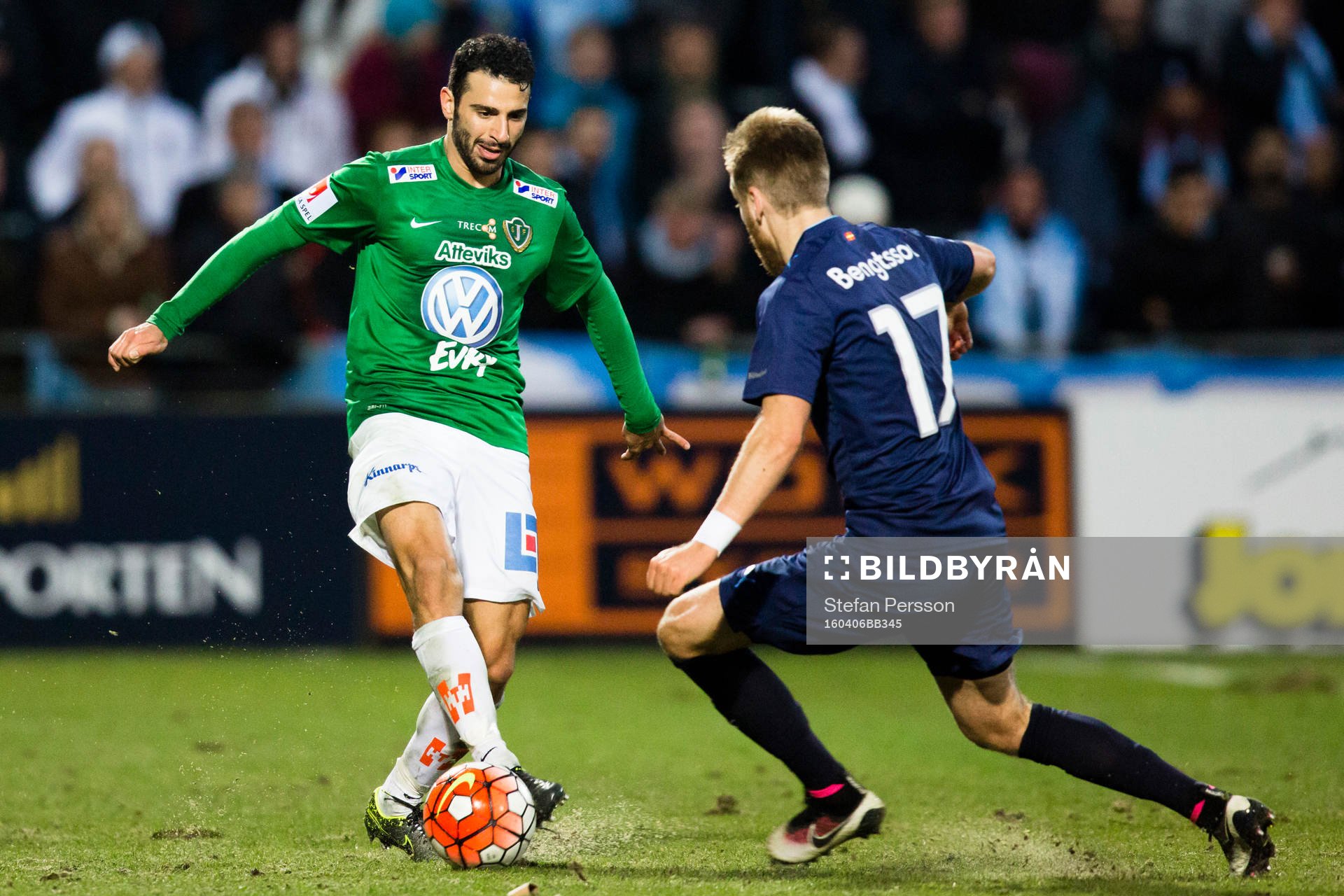 Jönköpings André Calisir mot Malmö FFs Rasmus Bengtsson under fotbollsmatchen i Allsvenskan mellan Jönköping och Malmö FF den 6 april 2016 i Jönköping.