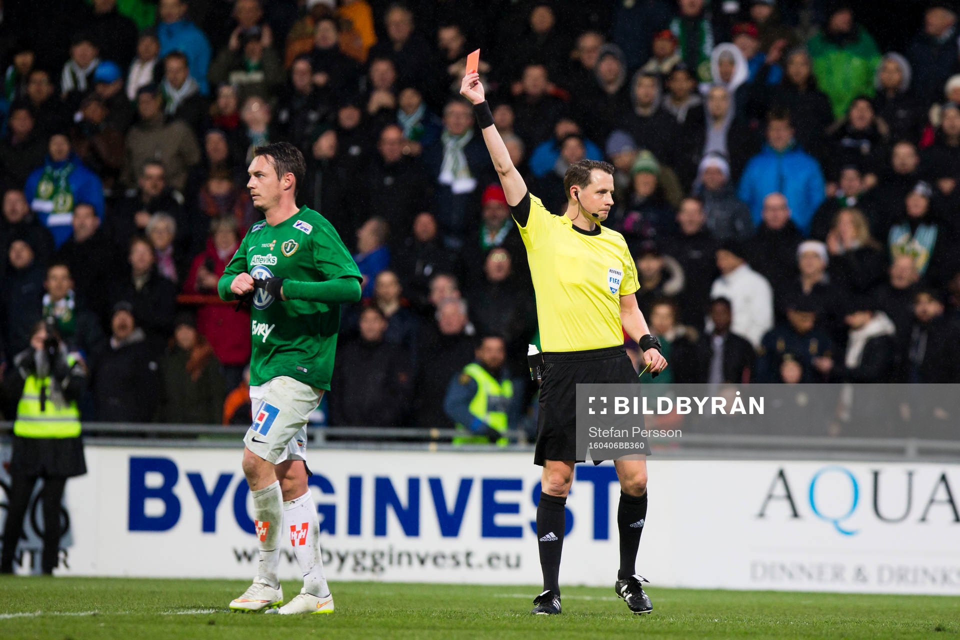 Jönköpings Daryl Smylie blir utvisad av domaren Andreas Ekberg under fotbollsmatchen i Allsvenskan mellan Jönköping och Malmö FF den 6 april 2016 i Jönköping.