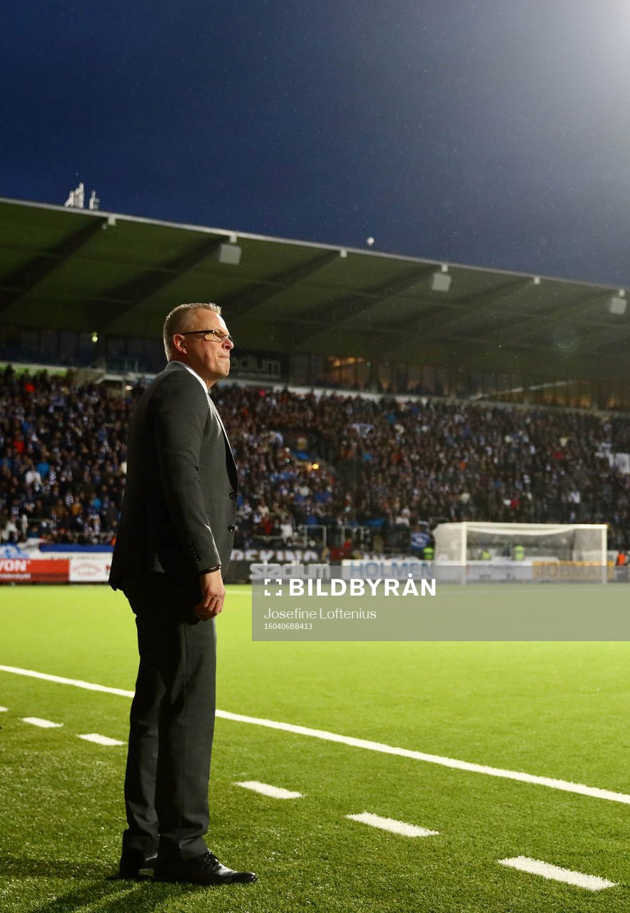 Norrköpings tränare Jan Andersson framför hemmapublikens