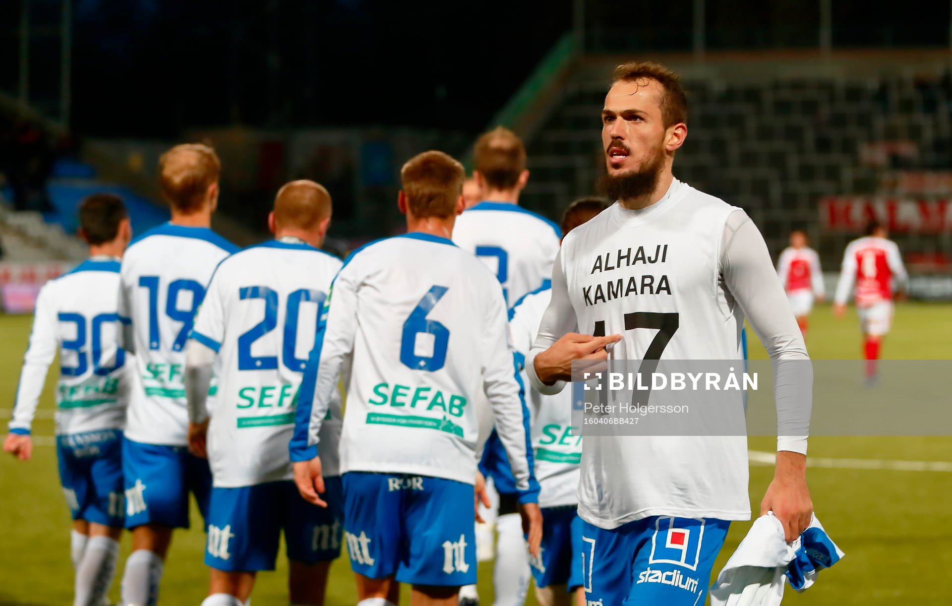 Norrköpings Emir Kujovic med tröja med Alhaji Kamaras namn