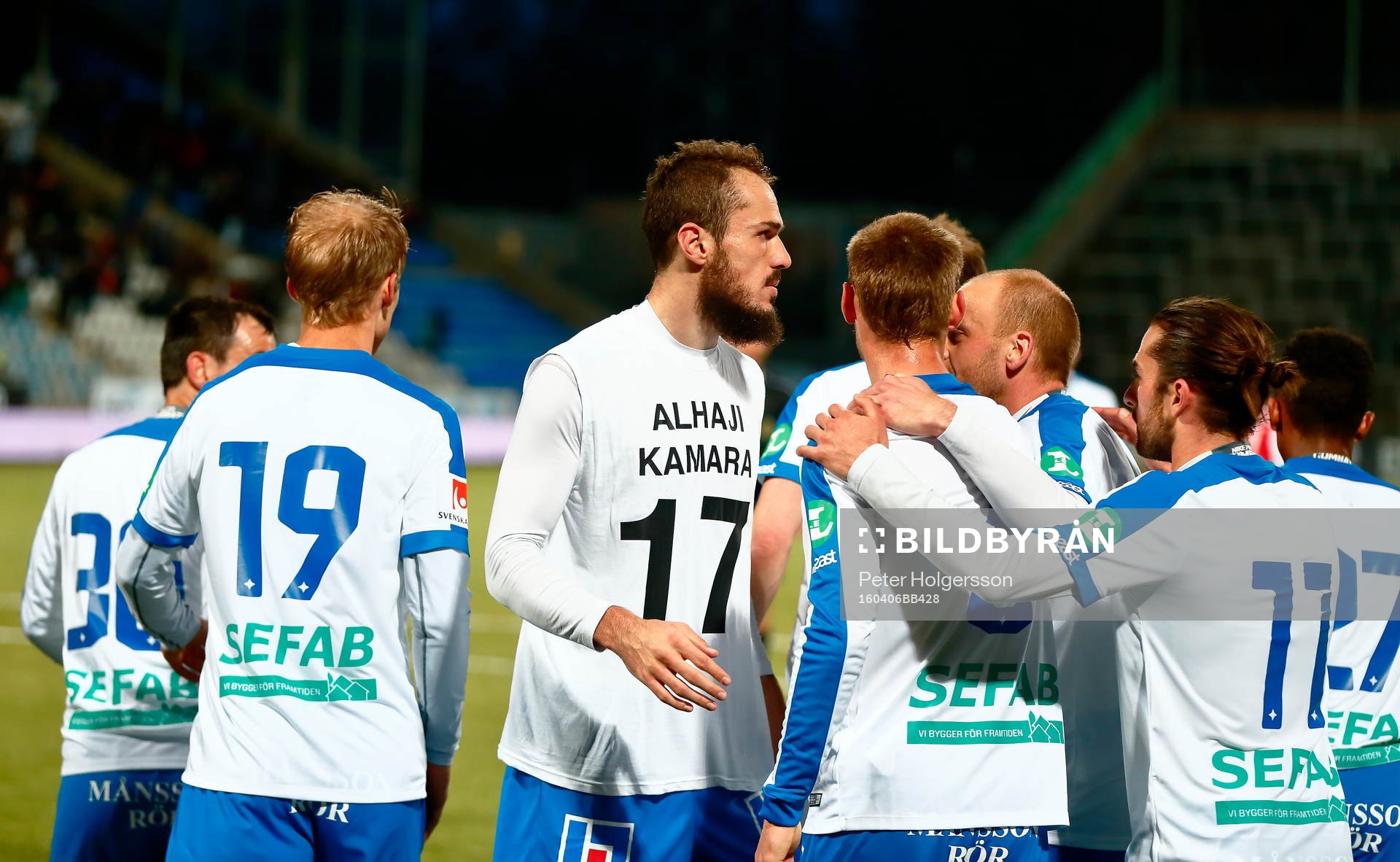 Norrköpings Emir Kujovic med tröja med Alhaji Kamaras namn