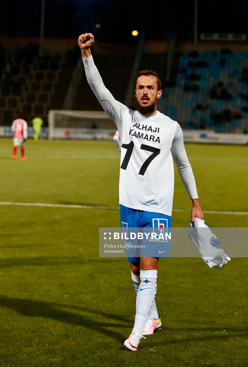 Norrköpings Emir Kujovic med tröja med Alhaji Kamaras namn