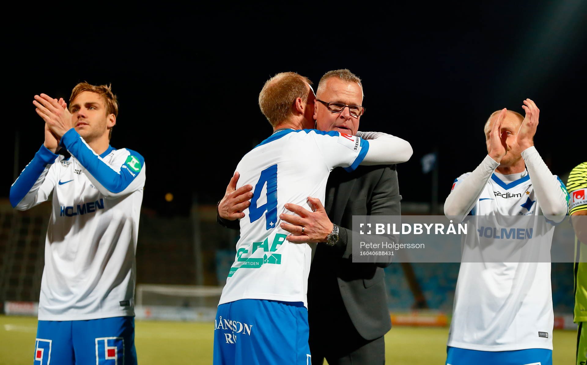 Norrköpings tränare Jan Andersson kramar Andreas Johansson