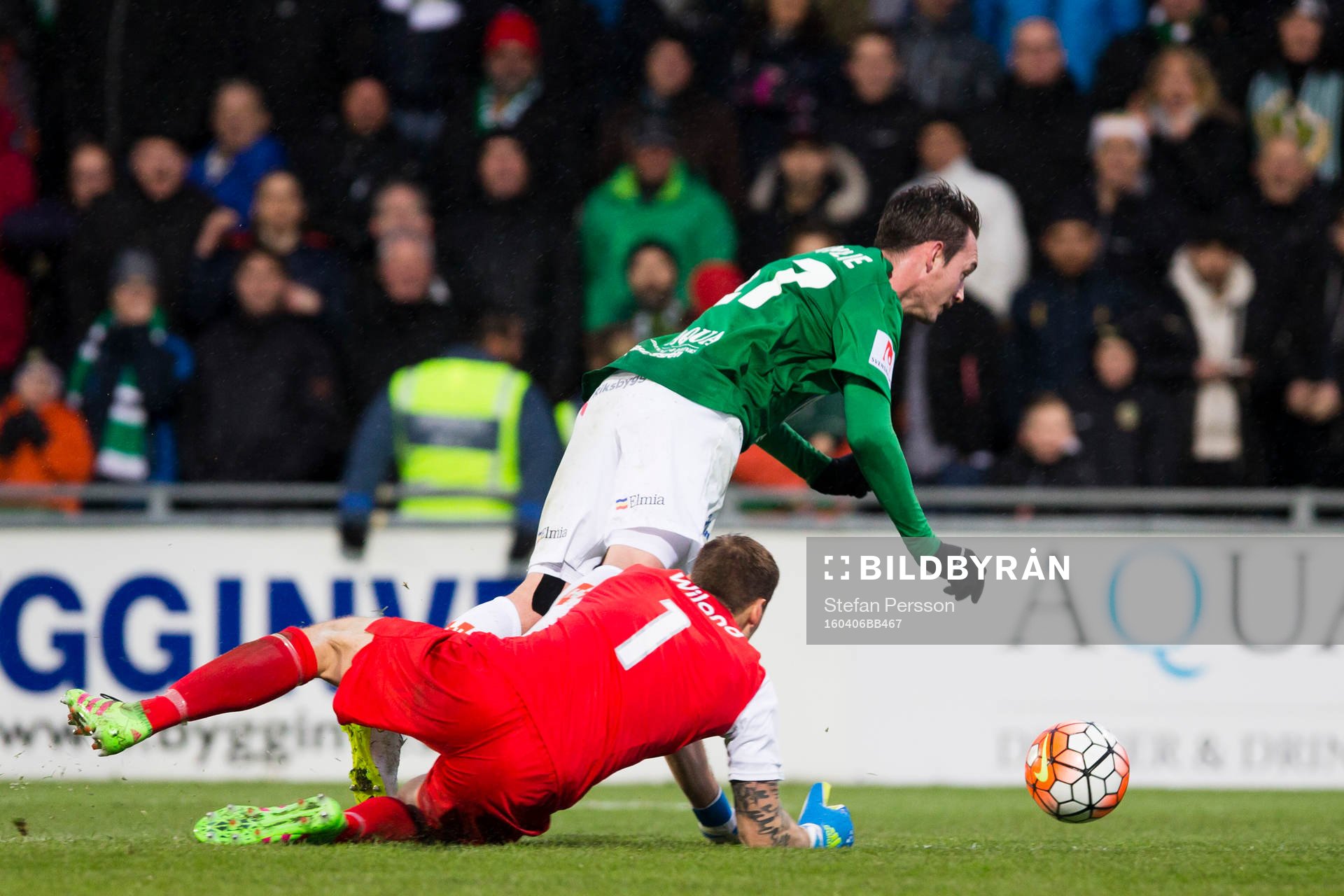 Malmö FFs målvakt Johan Wiland och Jönköpings Daryl Smylie i duell. Daryl Smylie blir utvisad för filmning under fotbollsmatchen i Allsvenskan mellan Jönköping och Malmö FF den 6 april 2016 i Jönköping.