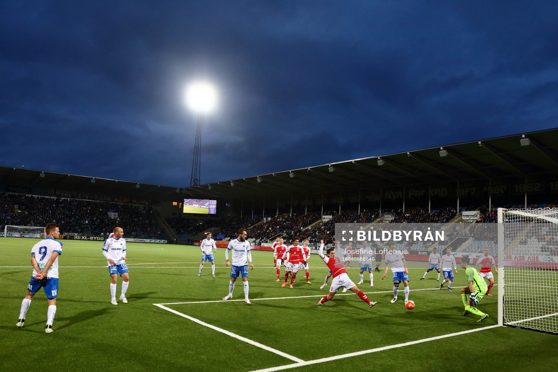 Vy över Nya Parken där Kalmars Marcus Antonsson sträcker