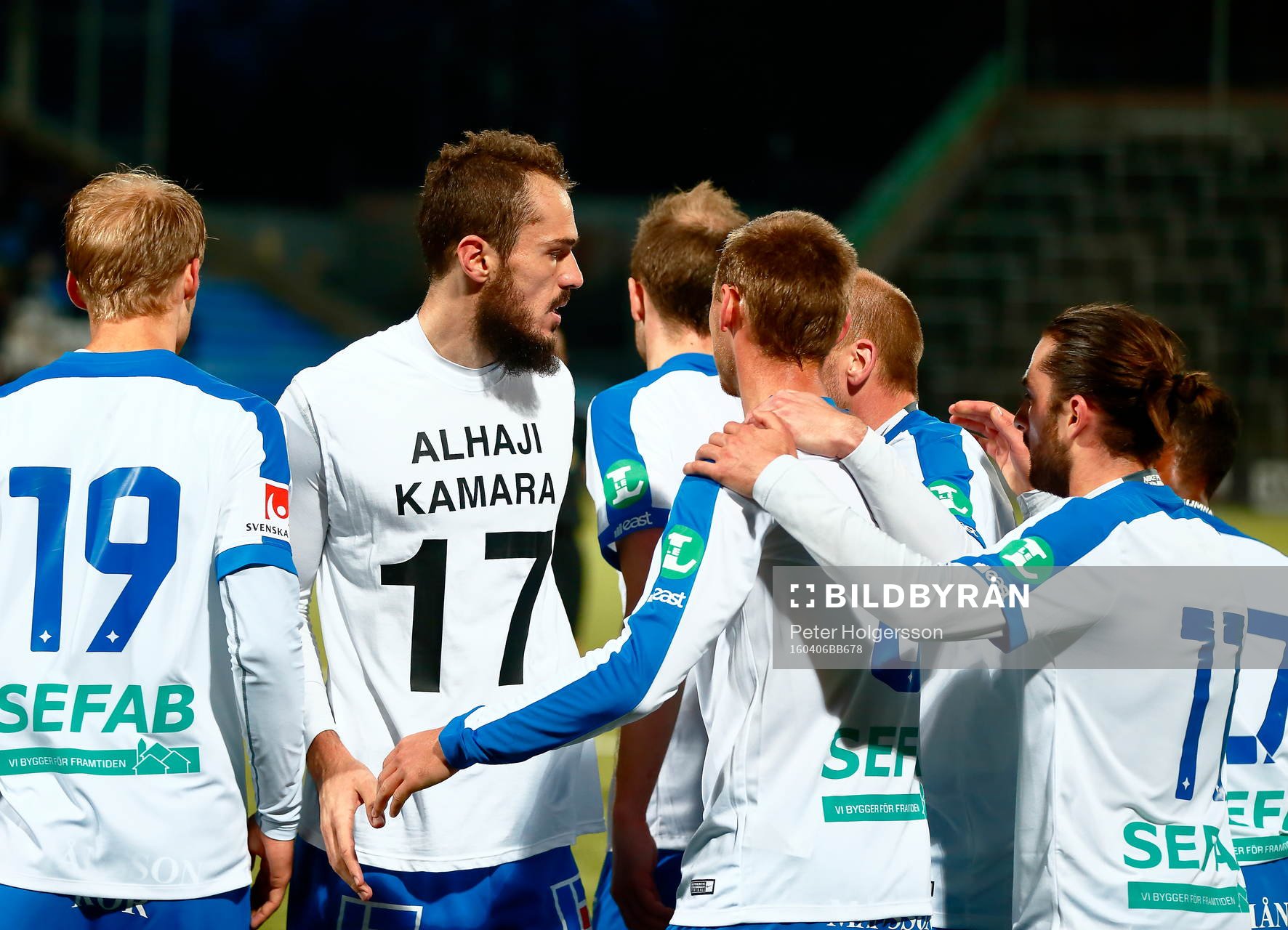 Norrköpings Emir Kujovic med Alhaji Kamar på bröstet