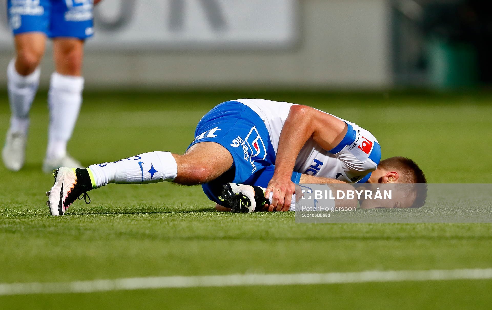 Norrköpings Arnor Ingvi Traustason skadad under fotbollsmatchen i Allsvenskan mellan Norrköping och Kalmar den 6 april 2016 i Norrköping.