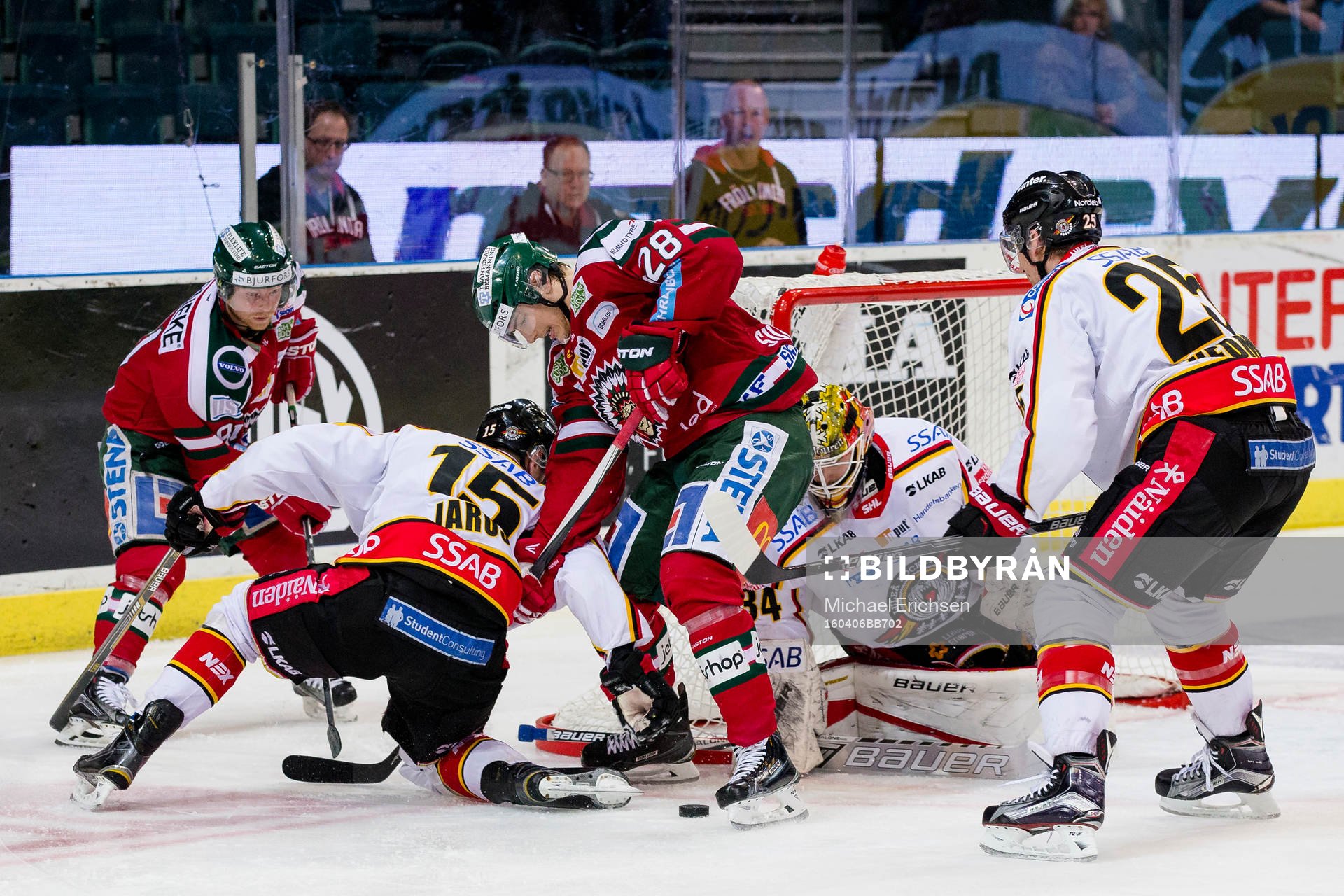 Frölundas Johan Sundström och Ryan Lasch i kamp om pucken