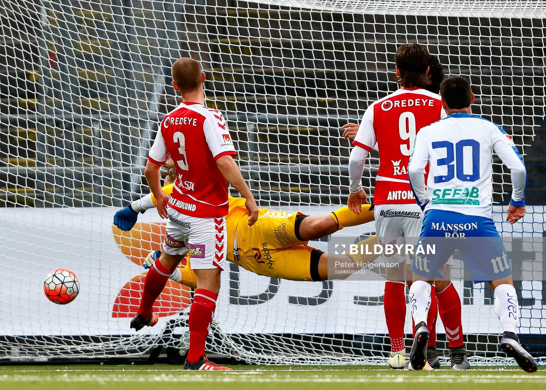 Norrköpings Nikola Tkalcic gör mål 1-0 förbi målvakt
