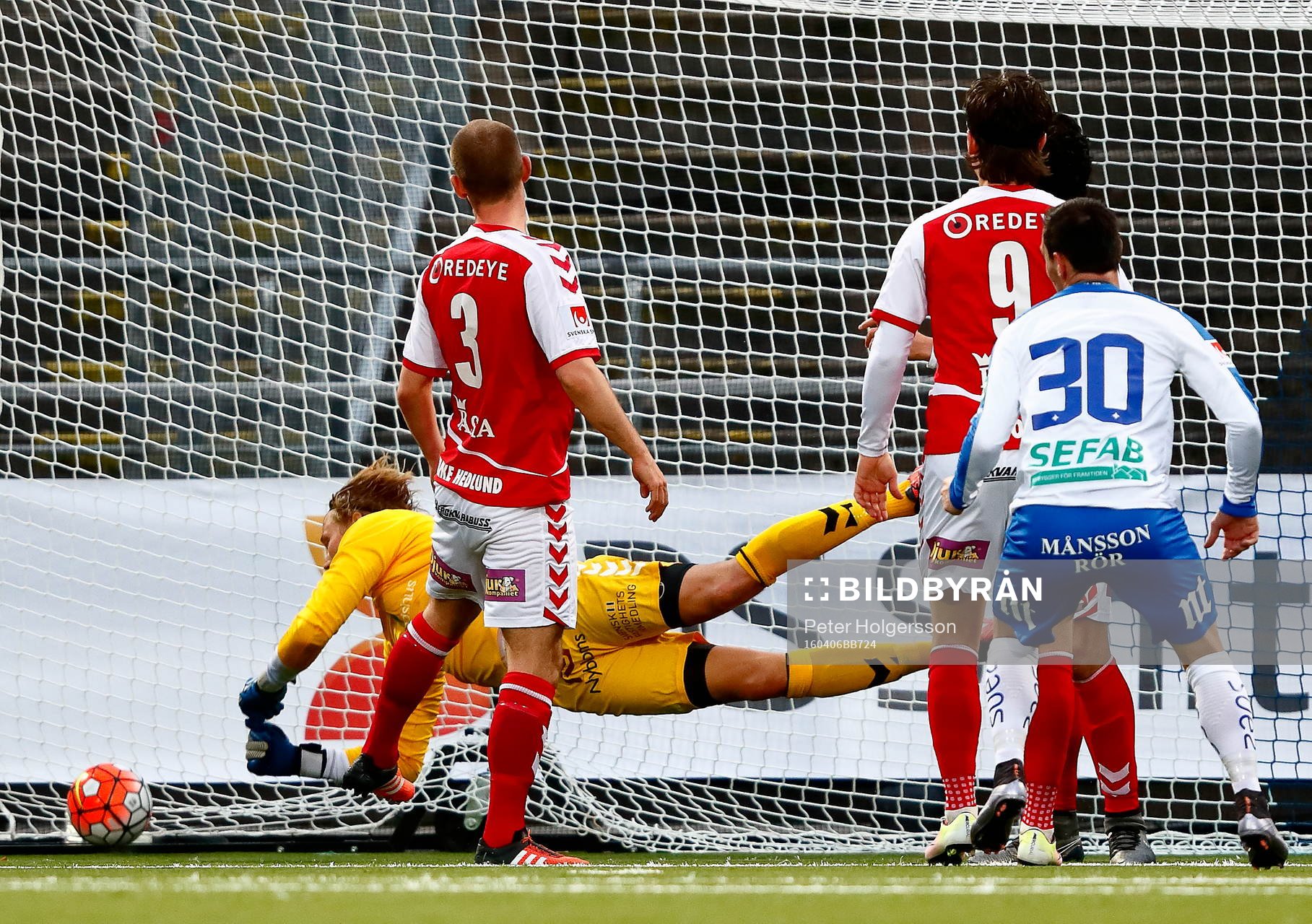Norrköpings Nikola Tkalcic gör mål 1-0 förbi målvakt