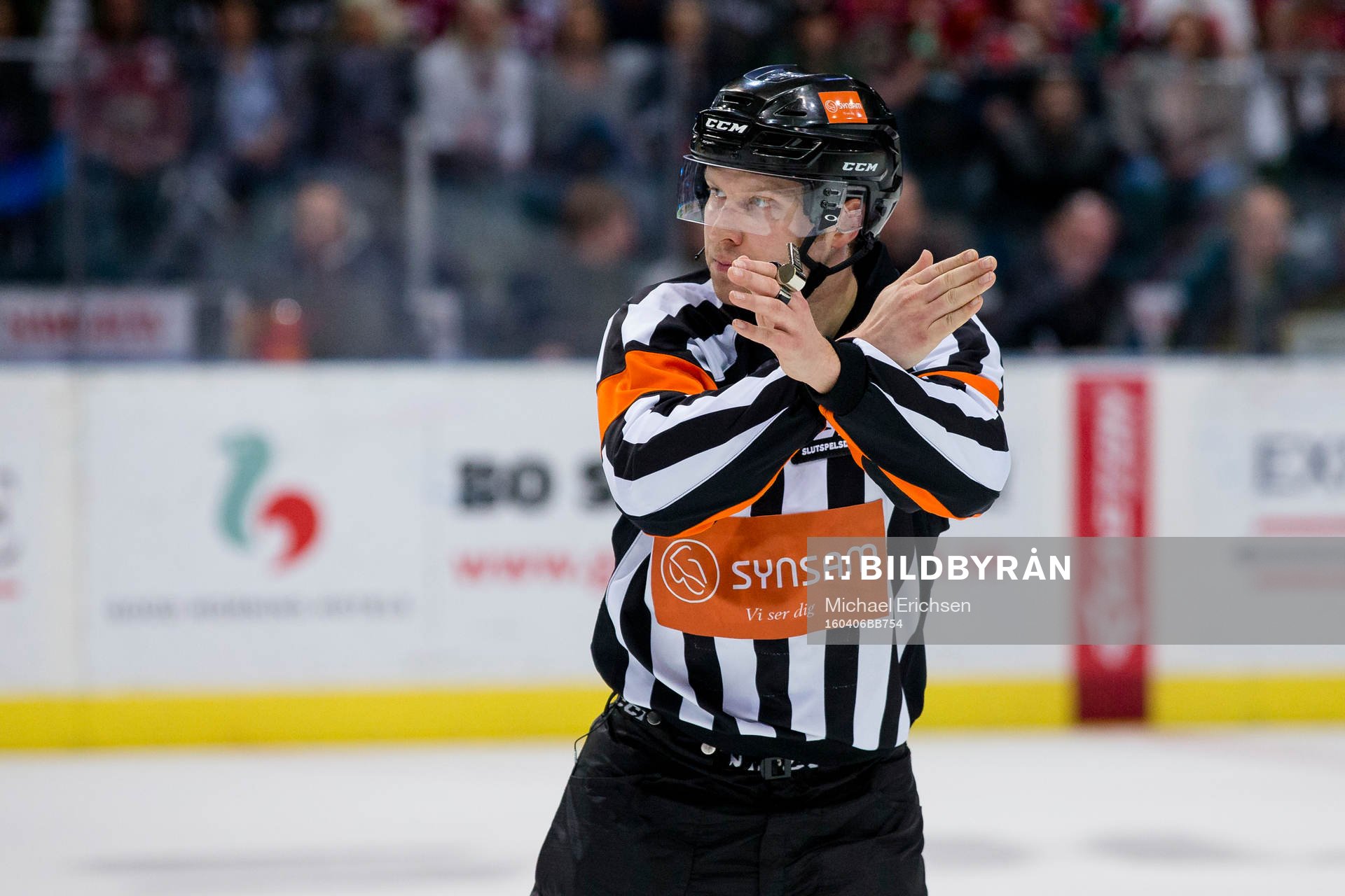 Domare Aleksi Rantala signalerar för slashing