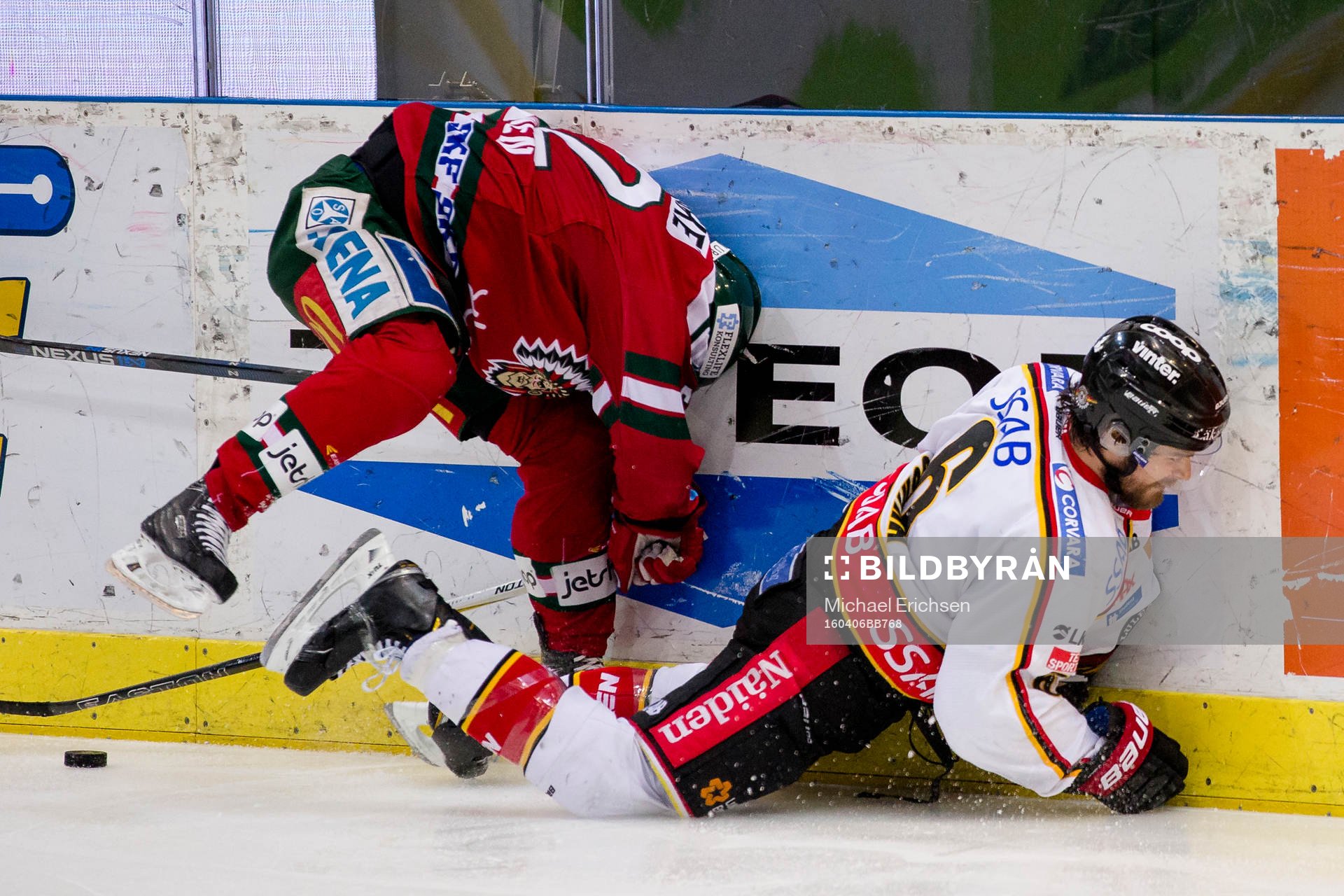 Frölundas Artturi Lehkonen i kamp om pucken med Luleås