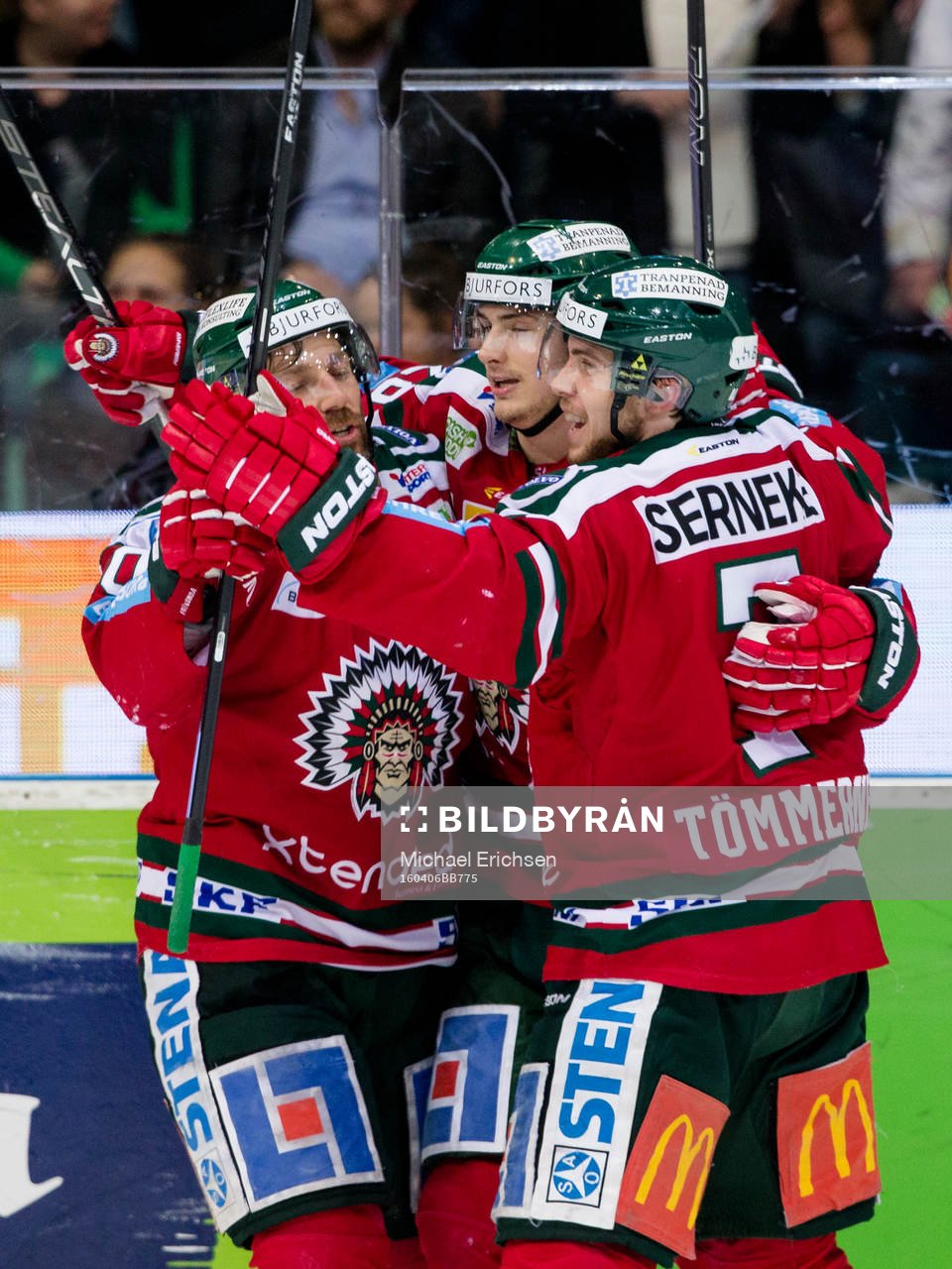 Frölundas Johan Sundström jublar och omfamnas av Joel