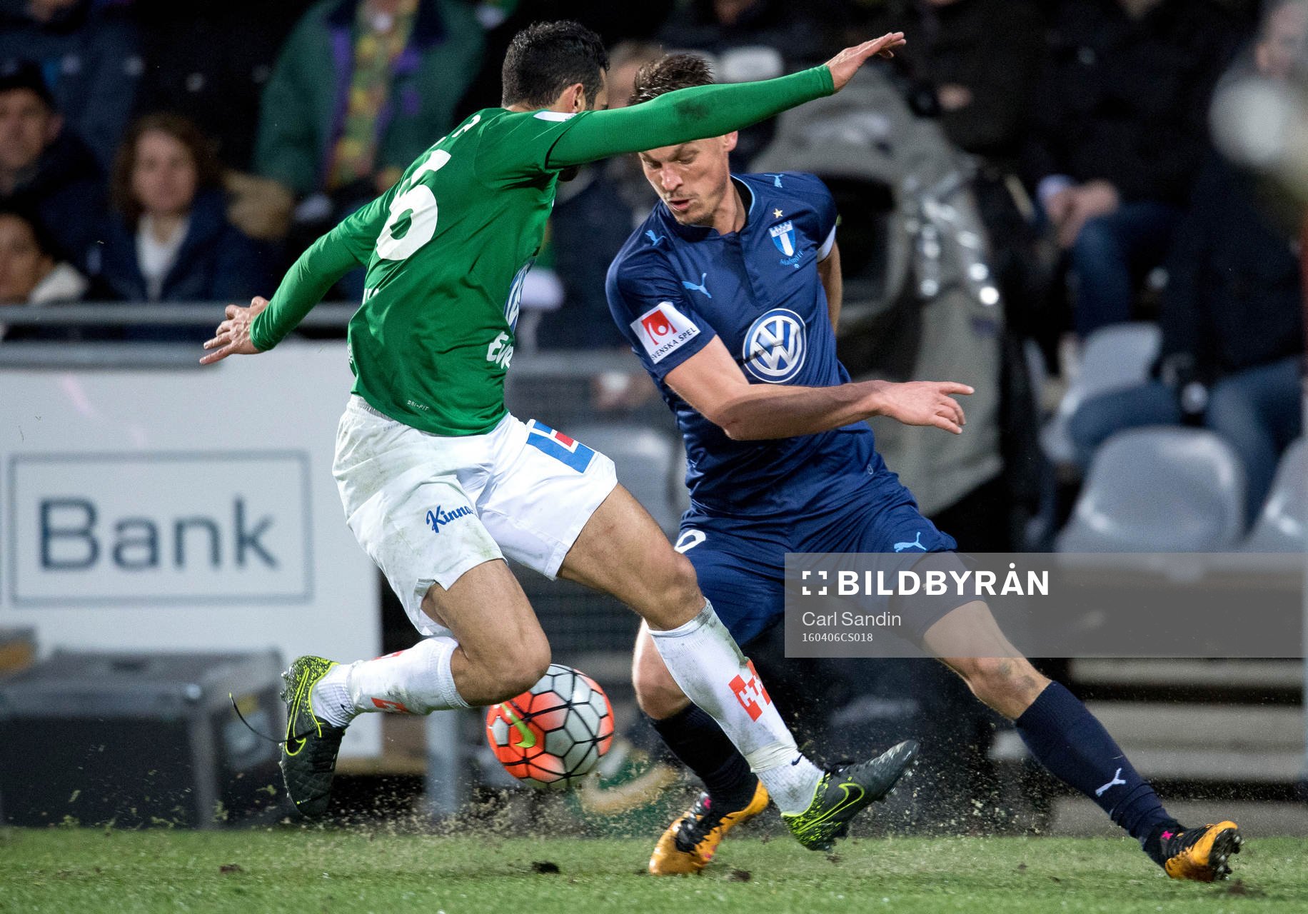 Jönköpings André Calisir försvarar mot Malmö FFs