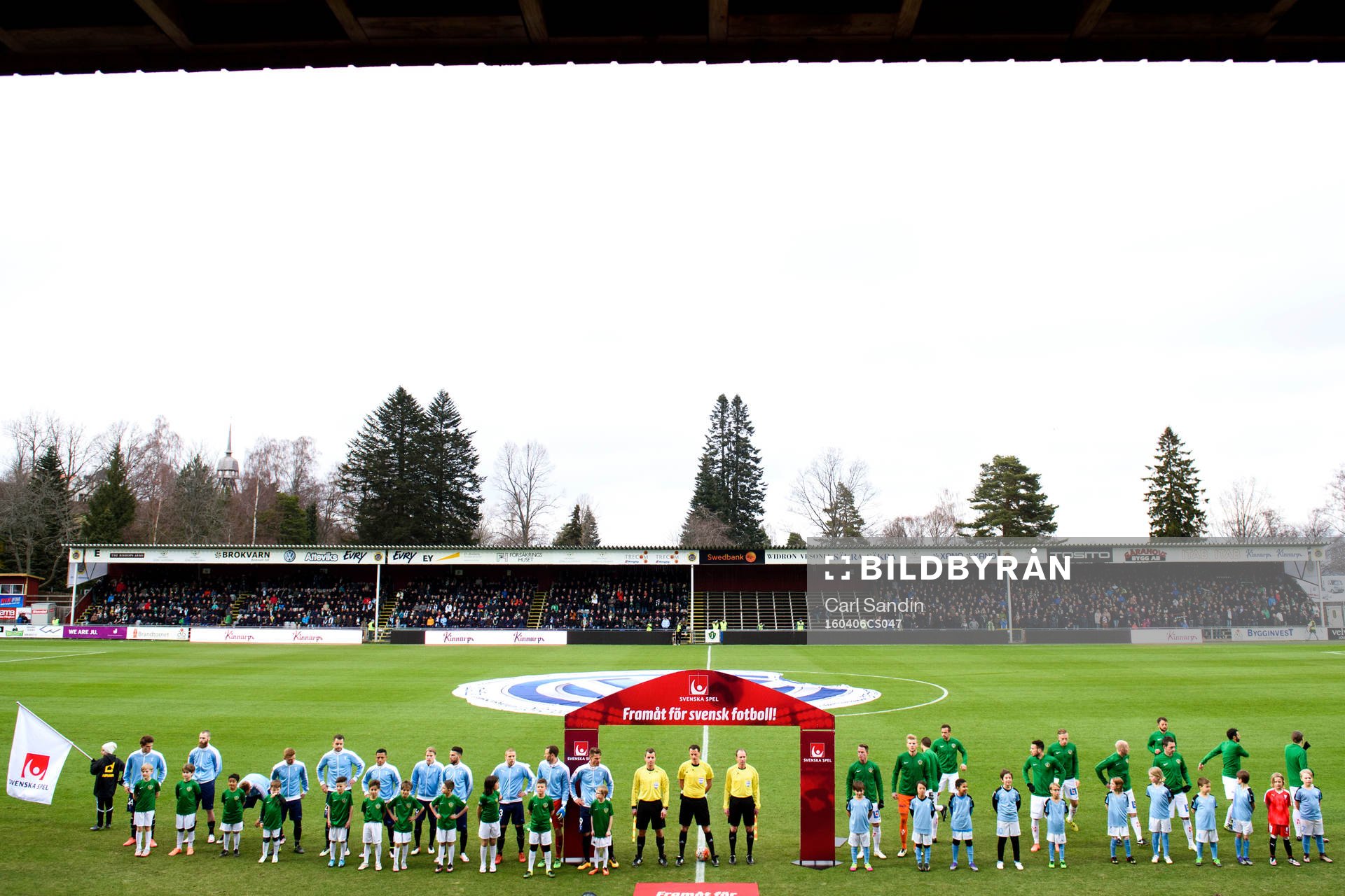 Lagen står uppställda vid lineup innan fotbollsmatchen i