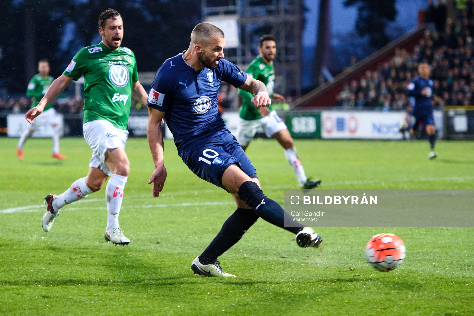 Malmö FFs Guillermo Molins skjuter mot mål