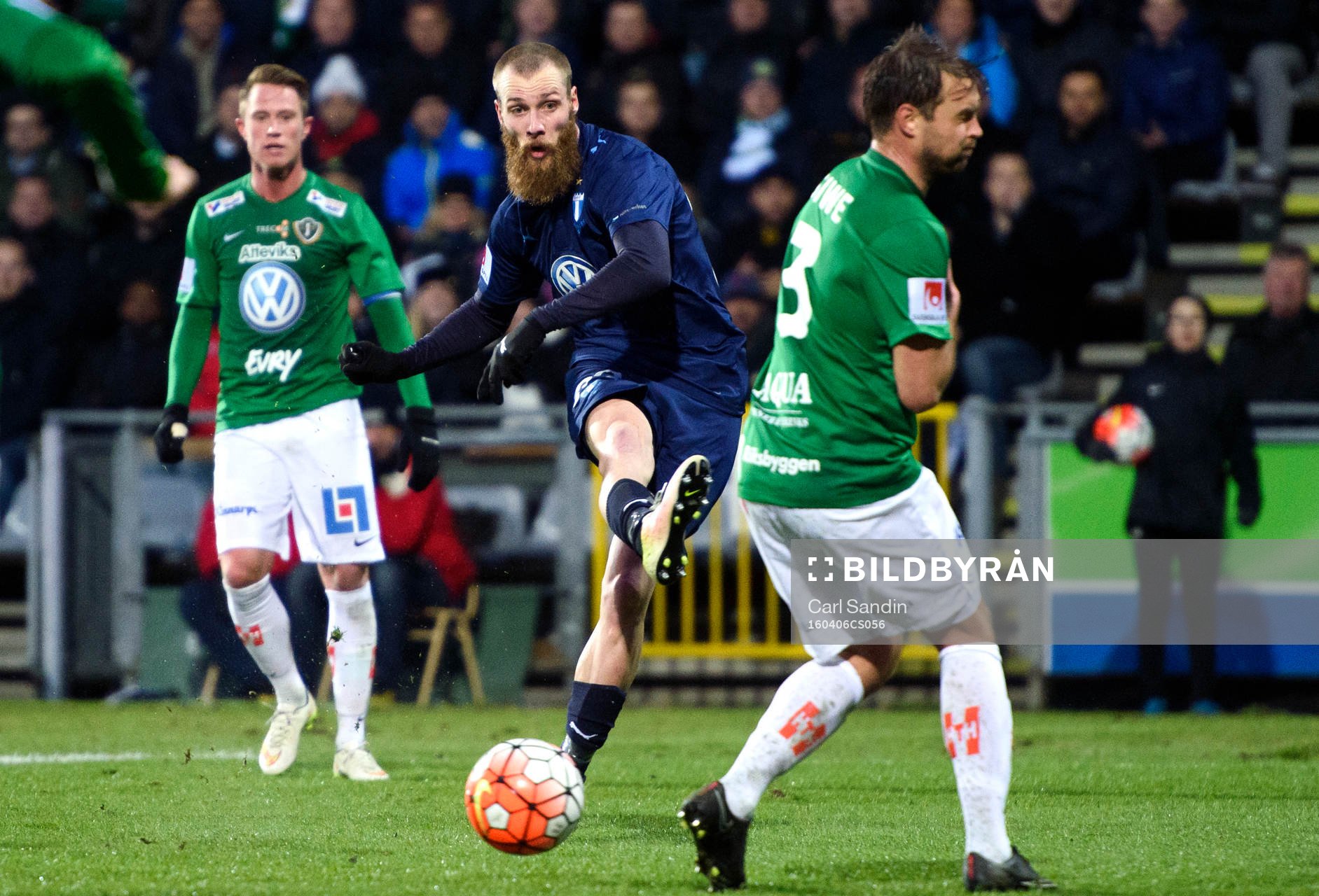 Malmö FFs Jo Inge Berget skjuter bollen till 3-2