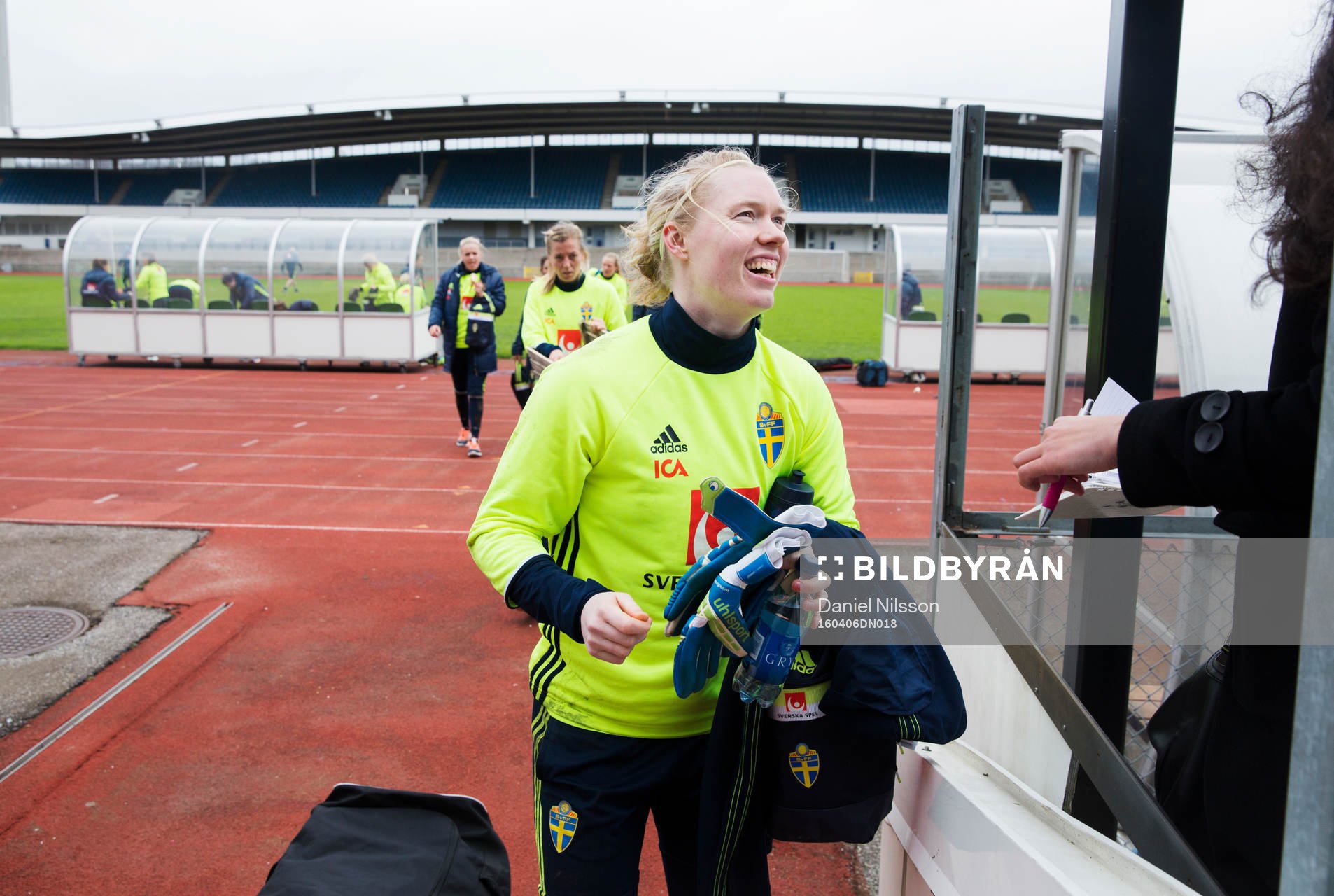 Sveriges målvakt Hedvig Lindahl skriver en autograf
