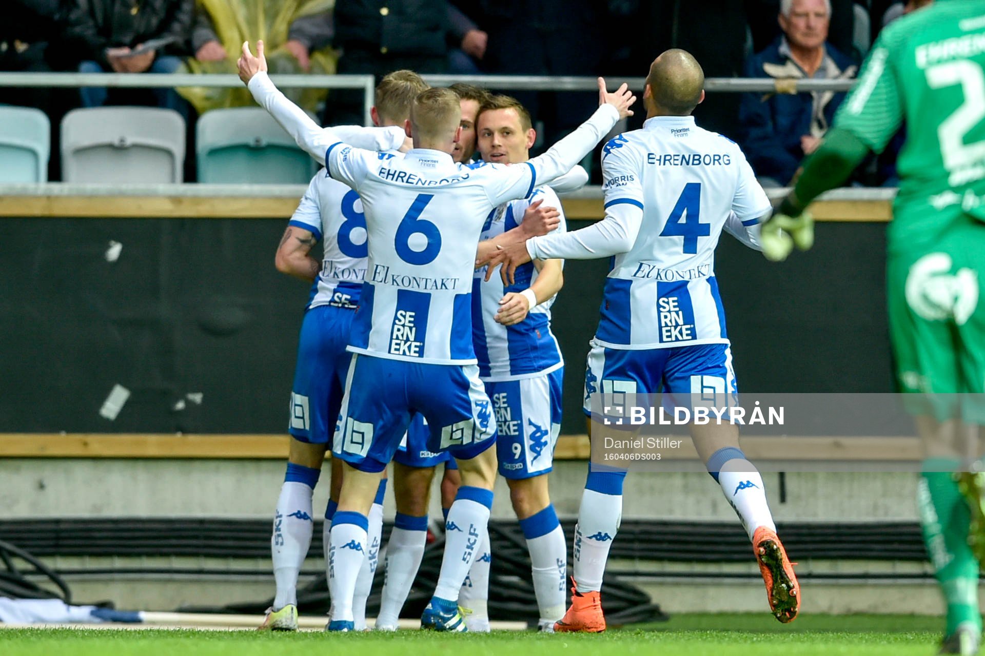 IFK Göteborgs Sören Rieks jublar med lagkamraterna efter 1-0 under fotbollsmatchen i Allsvenskan mellan IFK Göteborg och Häcken den 6 april 2016 i Göteborg.