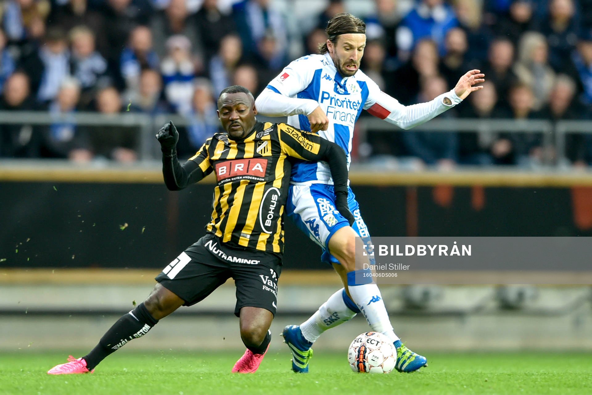 +Häckens John Owoeri och IFK Göteborgs Mattias Bjärsmyr