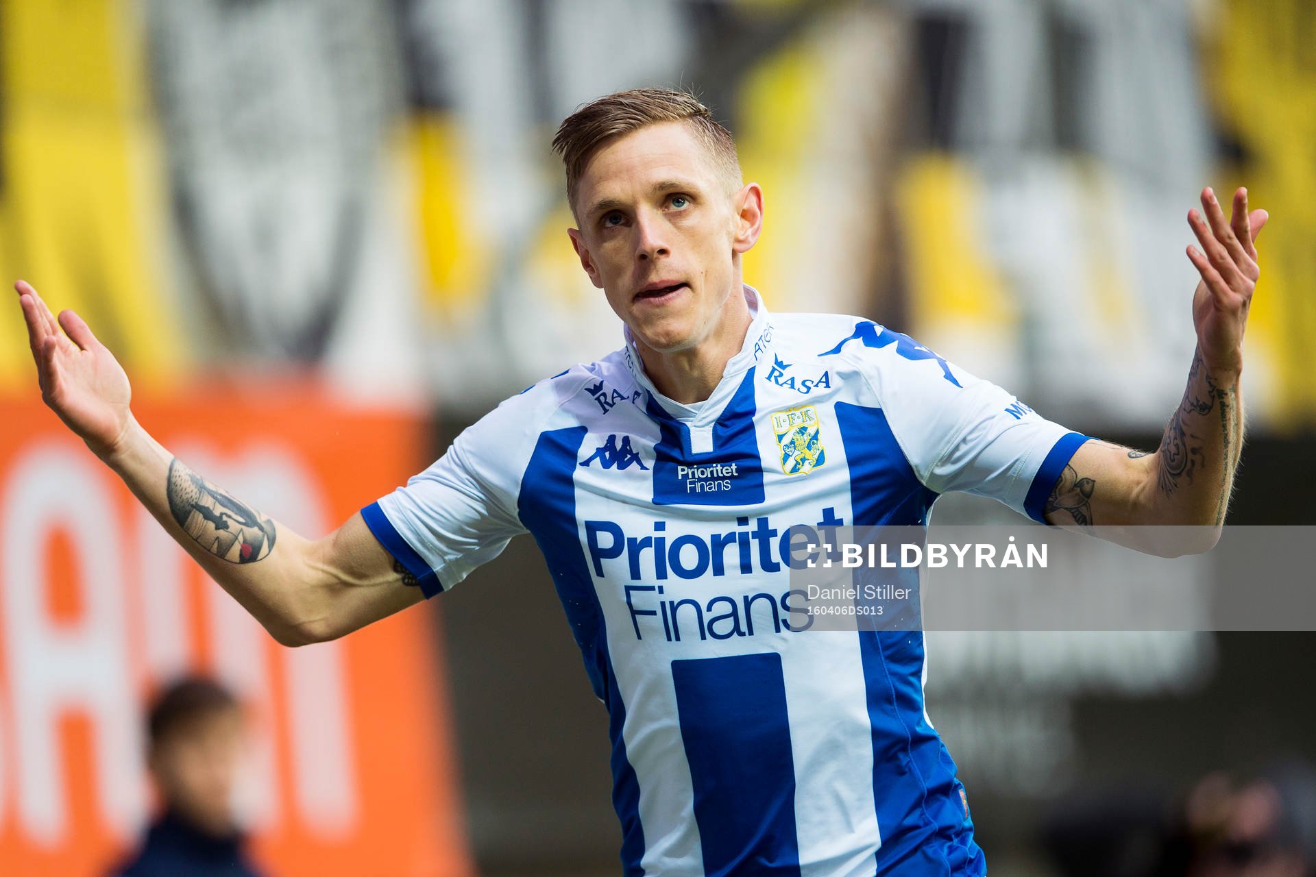 IFK Göteborgs Sören Rieks hejar på publiken