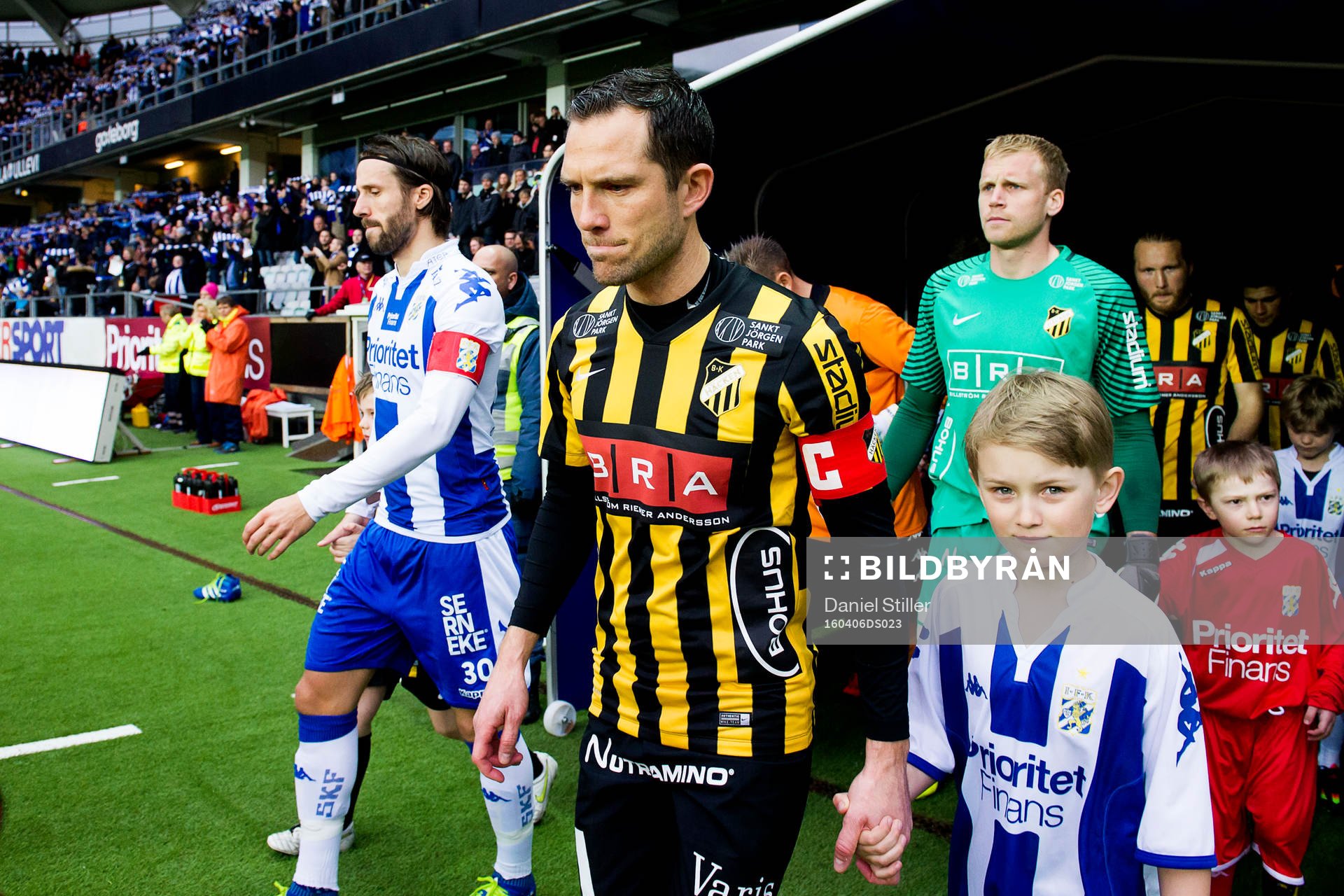 Lagen marscherar in med IFK Göteborgs Mattias Bjärsmyr