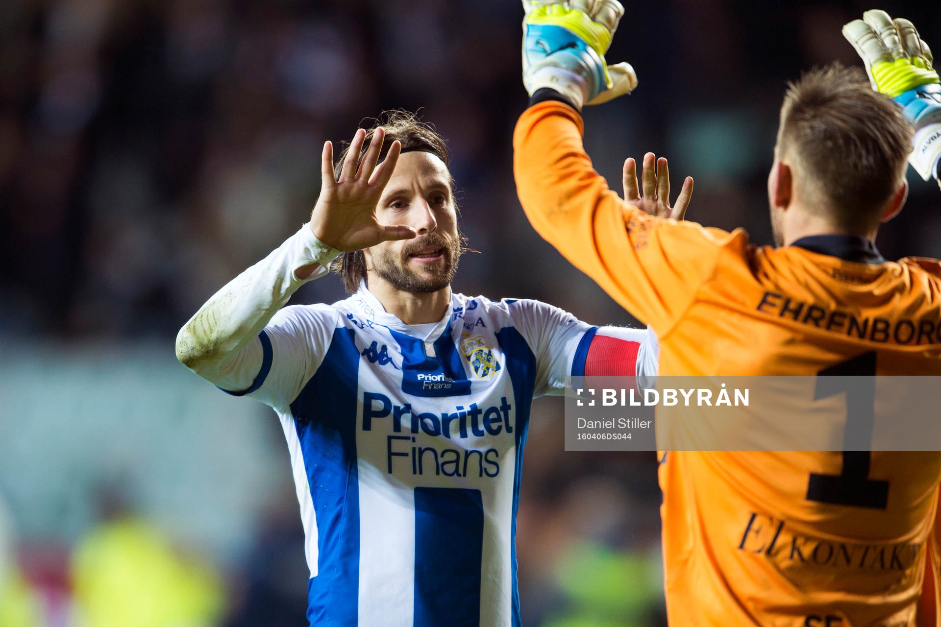 IFK Göteborgs Mattias Bjärsmyr jublar tillsammans med IFK Göteborgs målvakt John Alvbåge efter segern i fotbollsmatchen i Allsvenskan mellan IFK Göteborg och Häcken den 6 april 2016 i Göteborg.