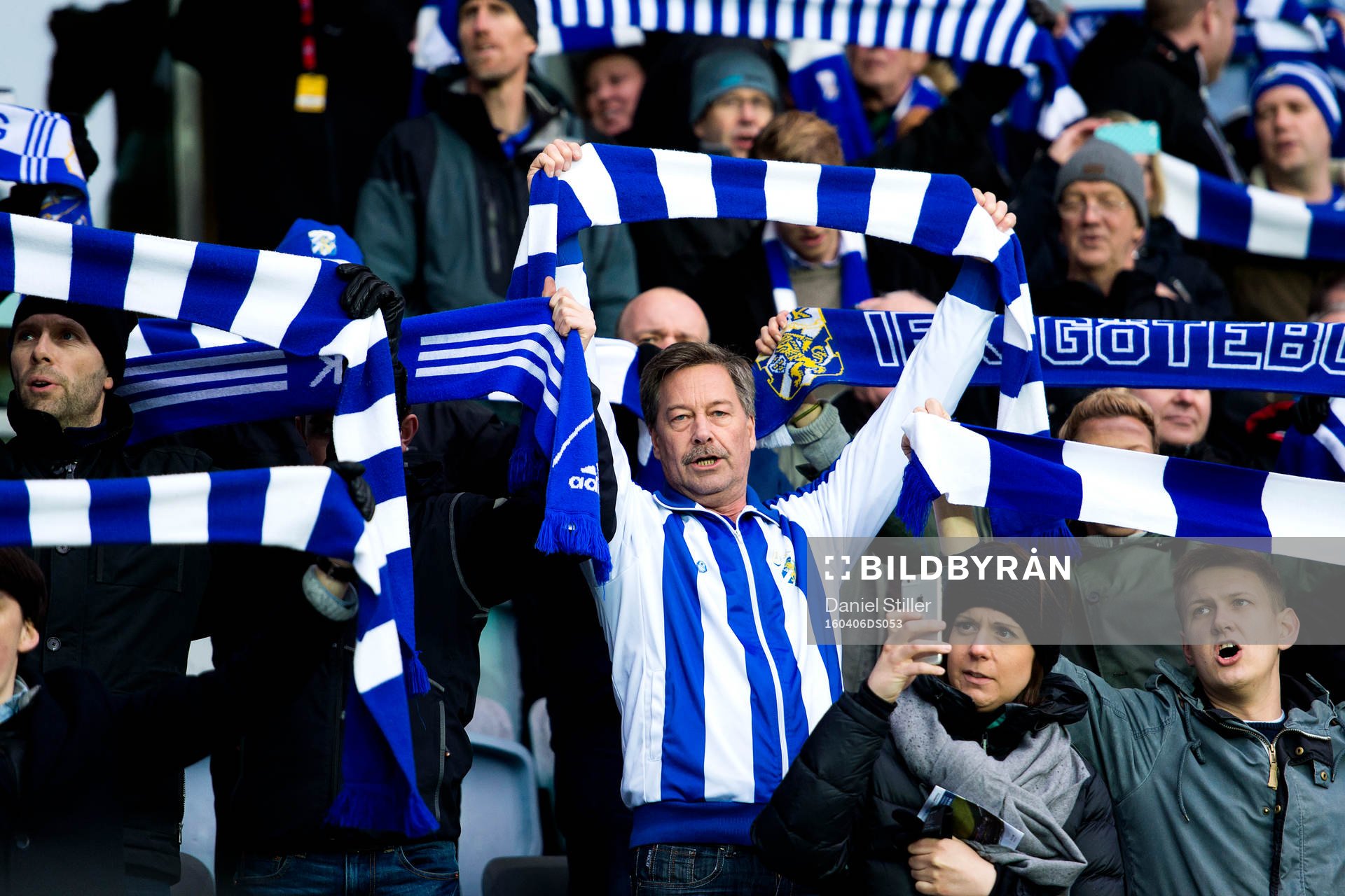 IFK Göteborgs supportrar med halsdukar