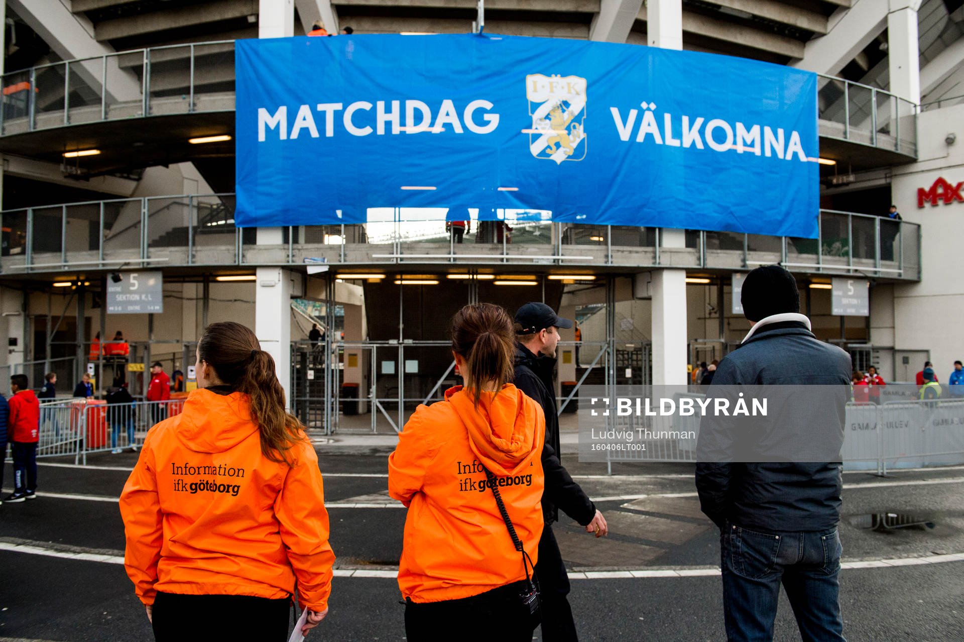 Två informatörer framför Gamla Ullevi