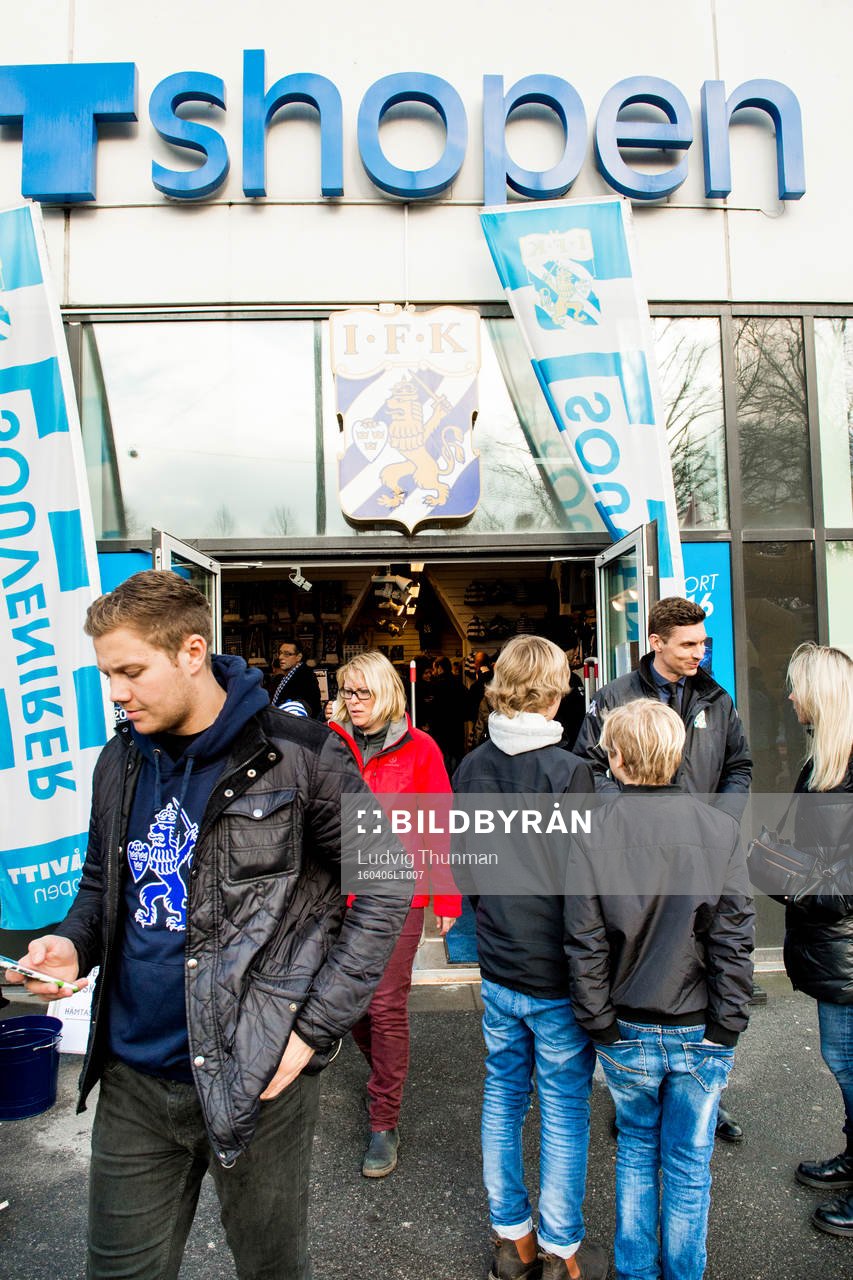Besökare lämnar IFK Göteborg shopen