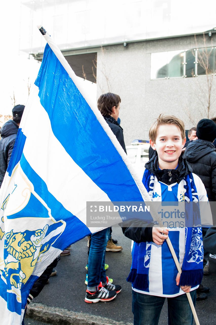 En ung IFK Göteborg supporter med flagga