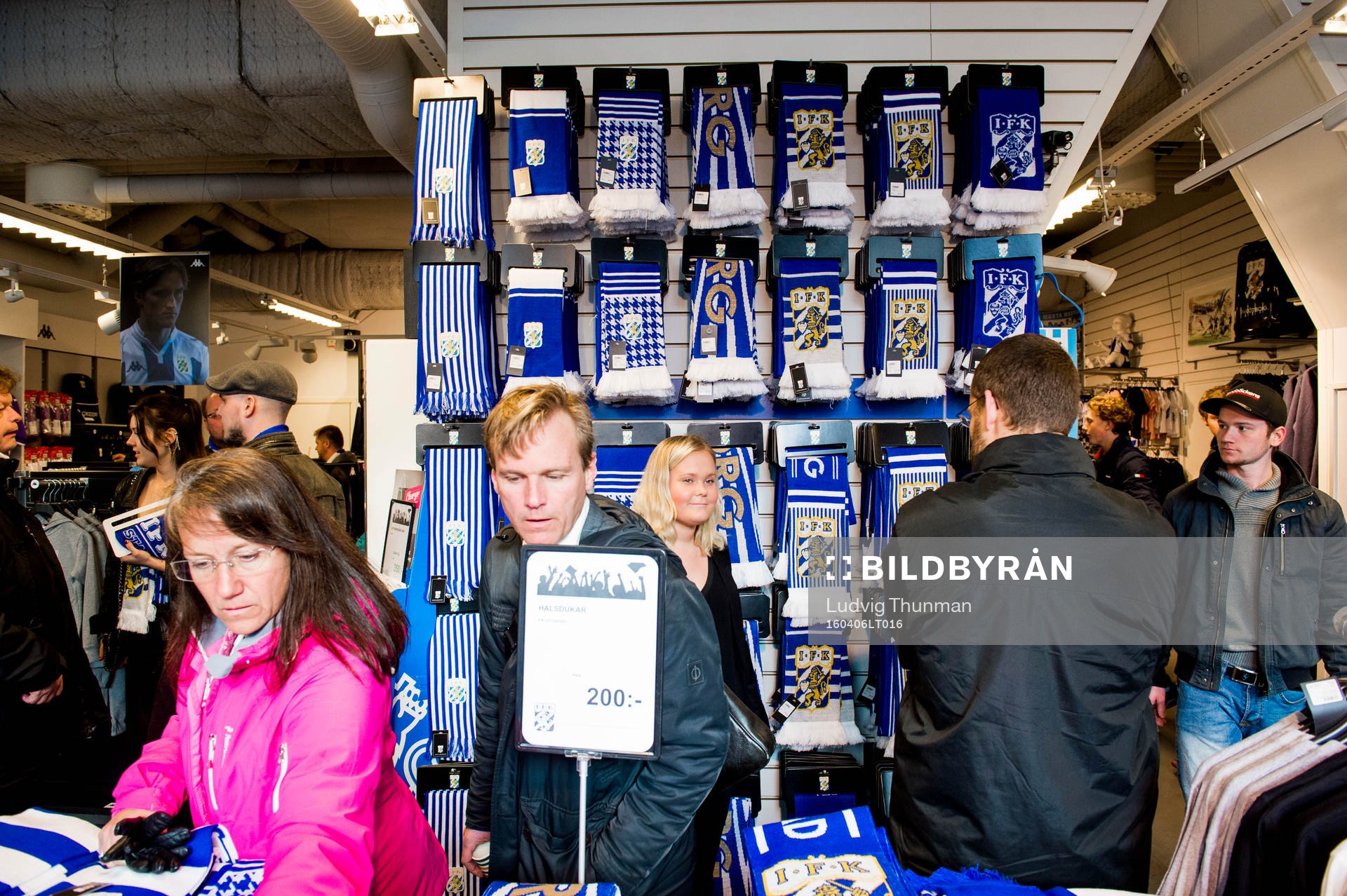 Besökare i IFK Göteborgs shop tittar på varorna