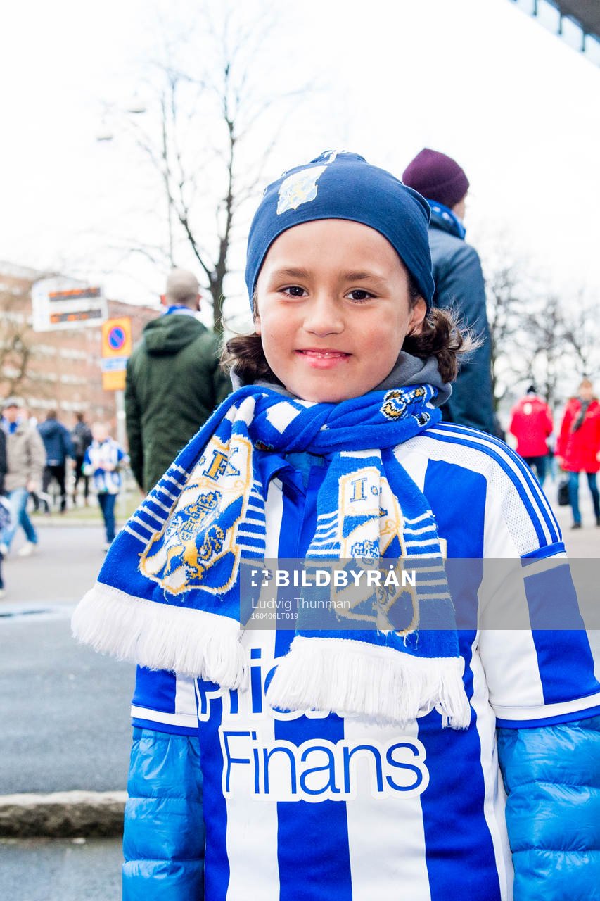 En ung IFK Göteborg supporter med halsduk, matchtröja och