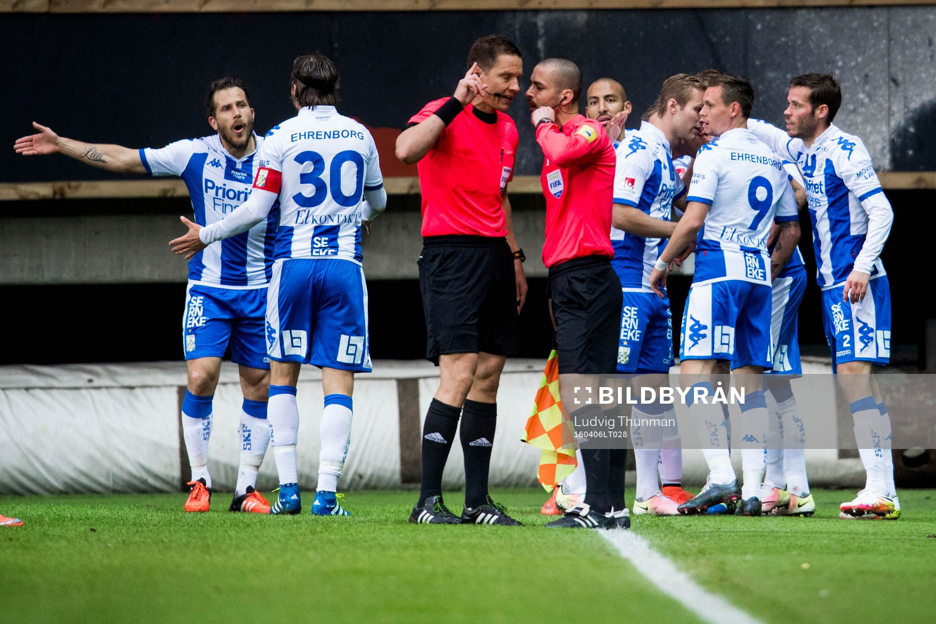 IFK Göteborgs spelare firar 1-0 samtidigt som Tobias Hysén och Mattias Bjärsmyr diskuterar under fotbollsmatchen i Allsvenskan mellan IFK Göteborg och Häcken den 6 april 2016 i Göteborg.
