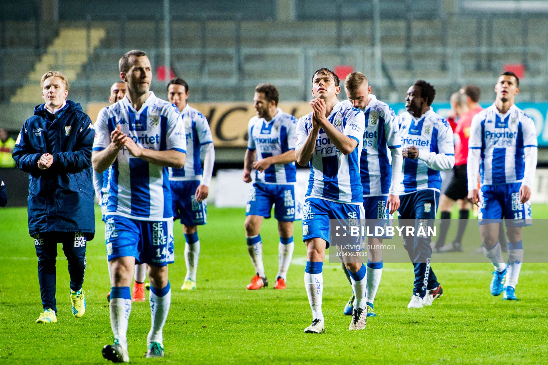 IFK Göteborgs Hjalmar Jonsson och Mads Albeck (th) firar segern med supportrarna under fotbollsmatchen i Allsvenskan mellan IFK Göteborg och Häcken den 6 april 2016 i Göteborg.