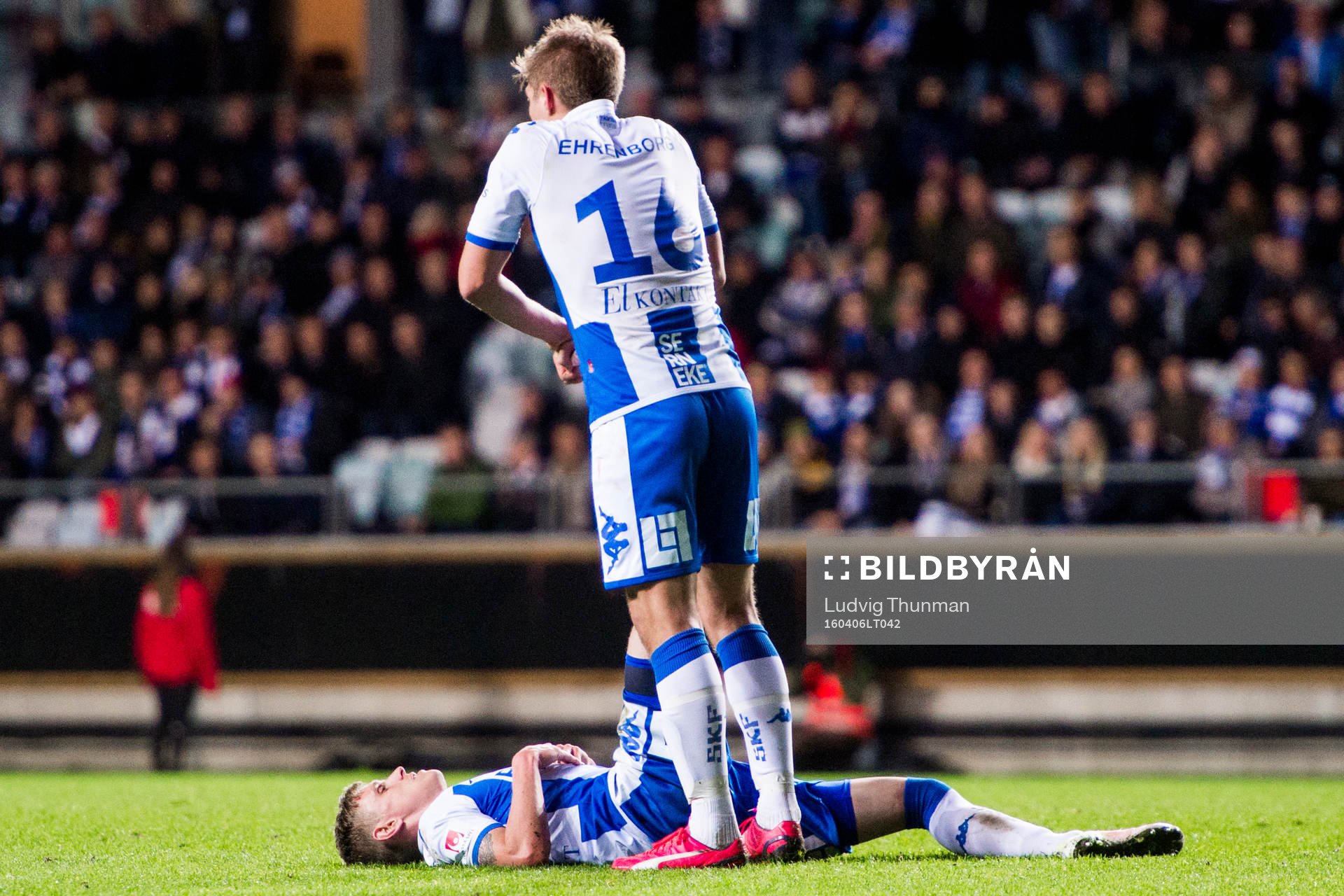 IFK Göteborgs Sören Rieks får hjälp med stretching av