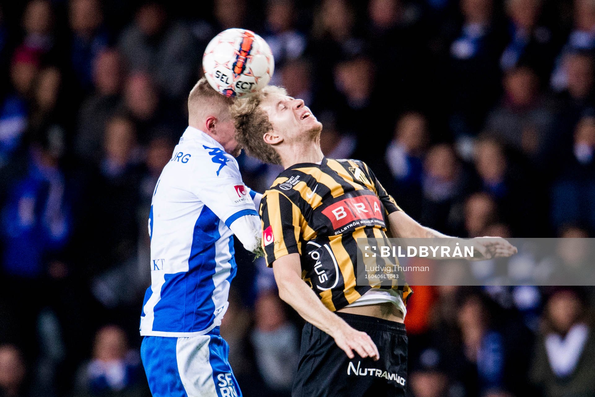 IFK Göteborgs Sören Rieks i nickduell med Häckens Samuel