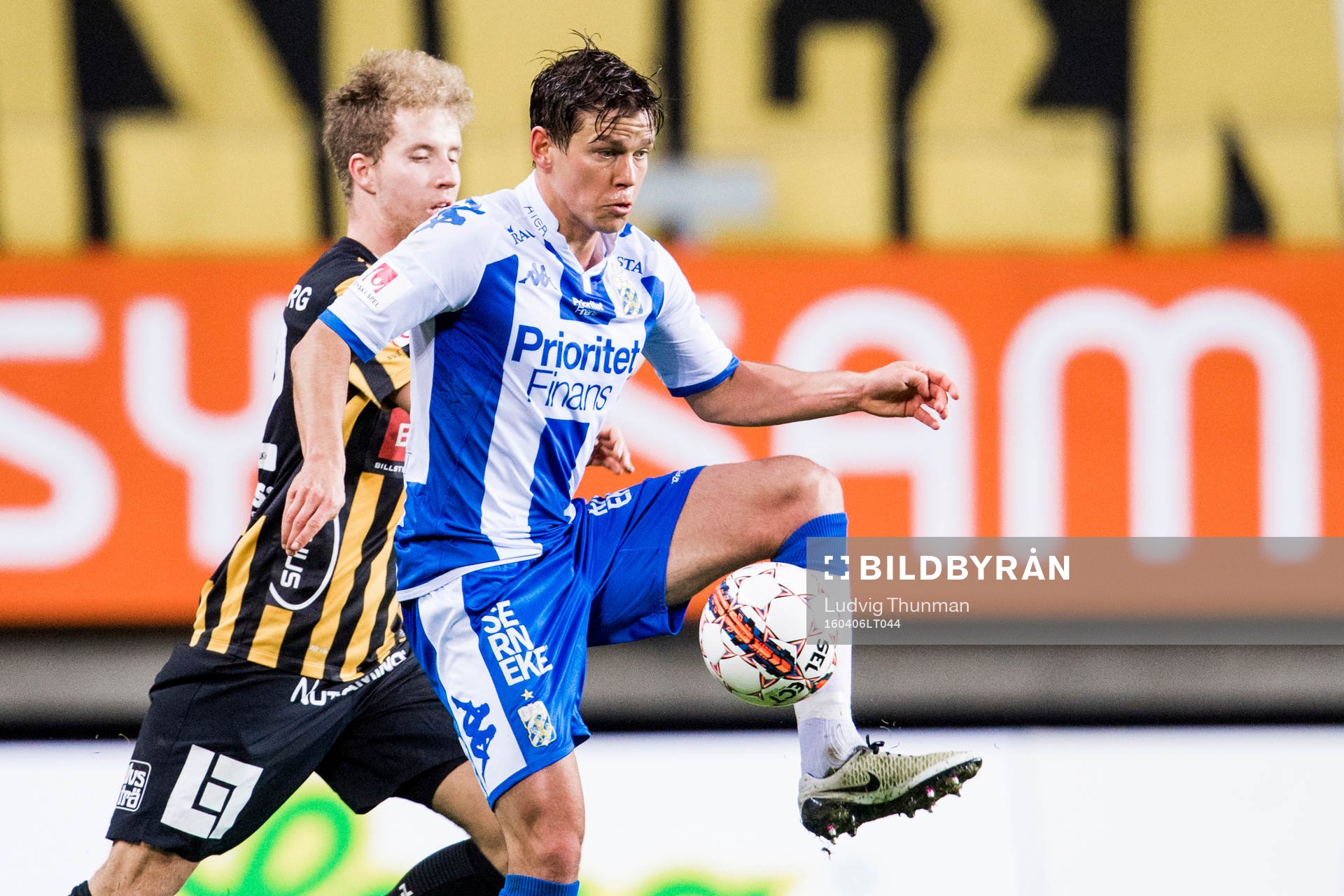 Häckens Samuel Gustafson jagar IFK Göteborgs Mads Albeck