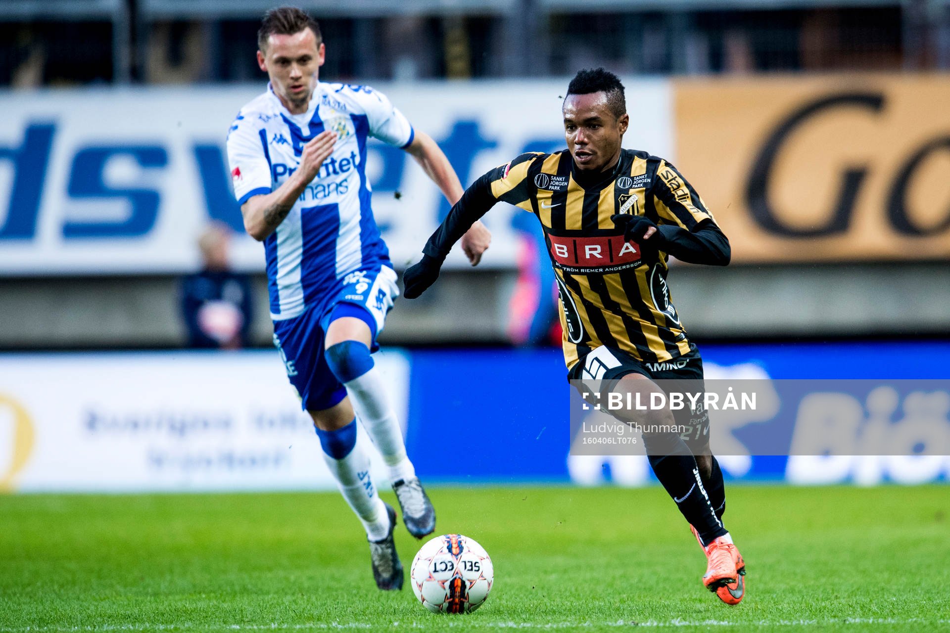 IFK Göteborgs Jakob Ankersen jagar Häckens Nasiru Mohammed
