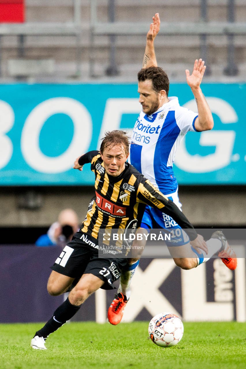 Häckens Joel Andersson i kamp om bollen med IFK Göteborgs